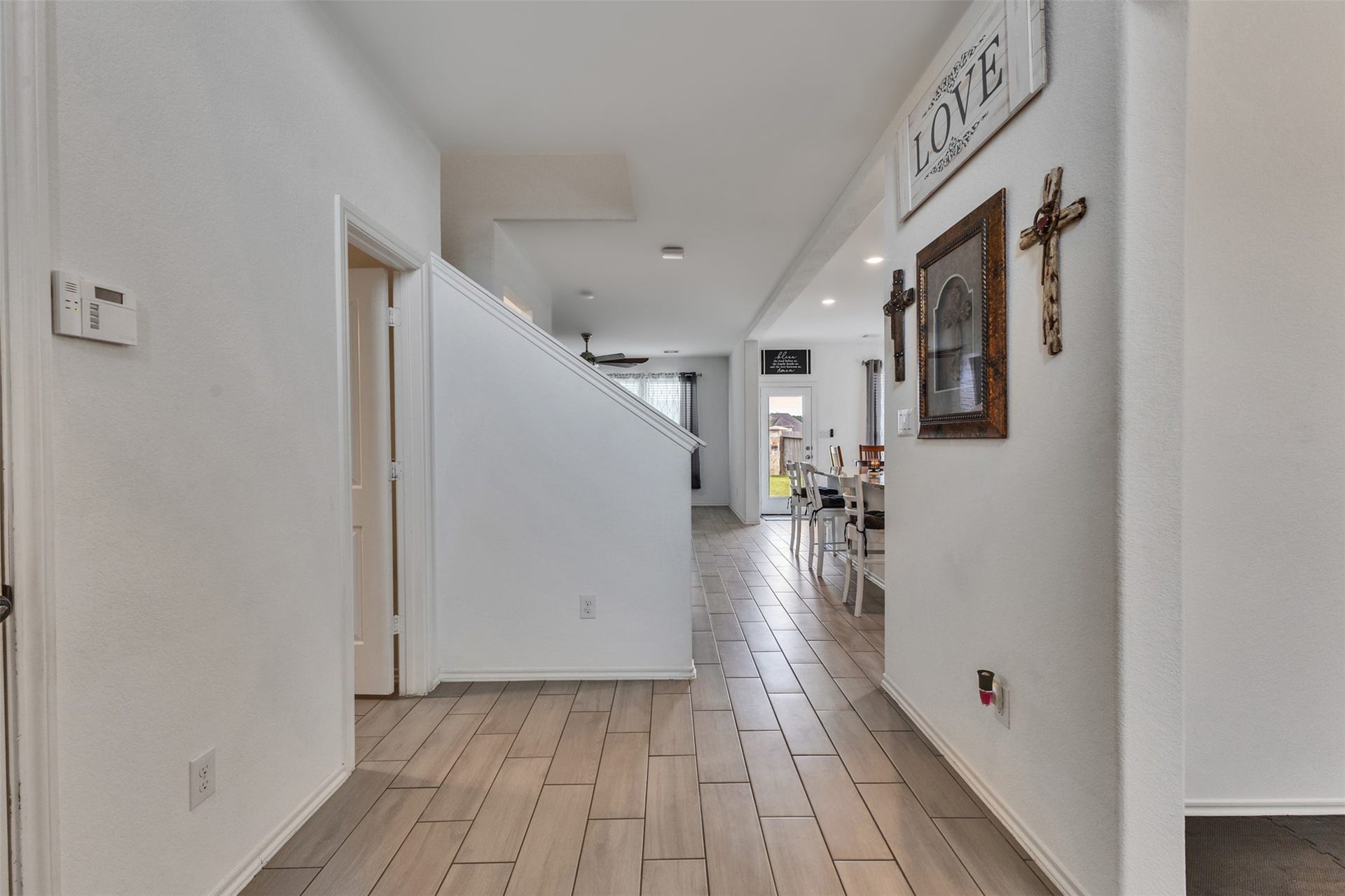 4341 Mocking Run Lane, Dickinson, TX 77539 Welcoming entry!