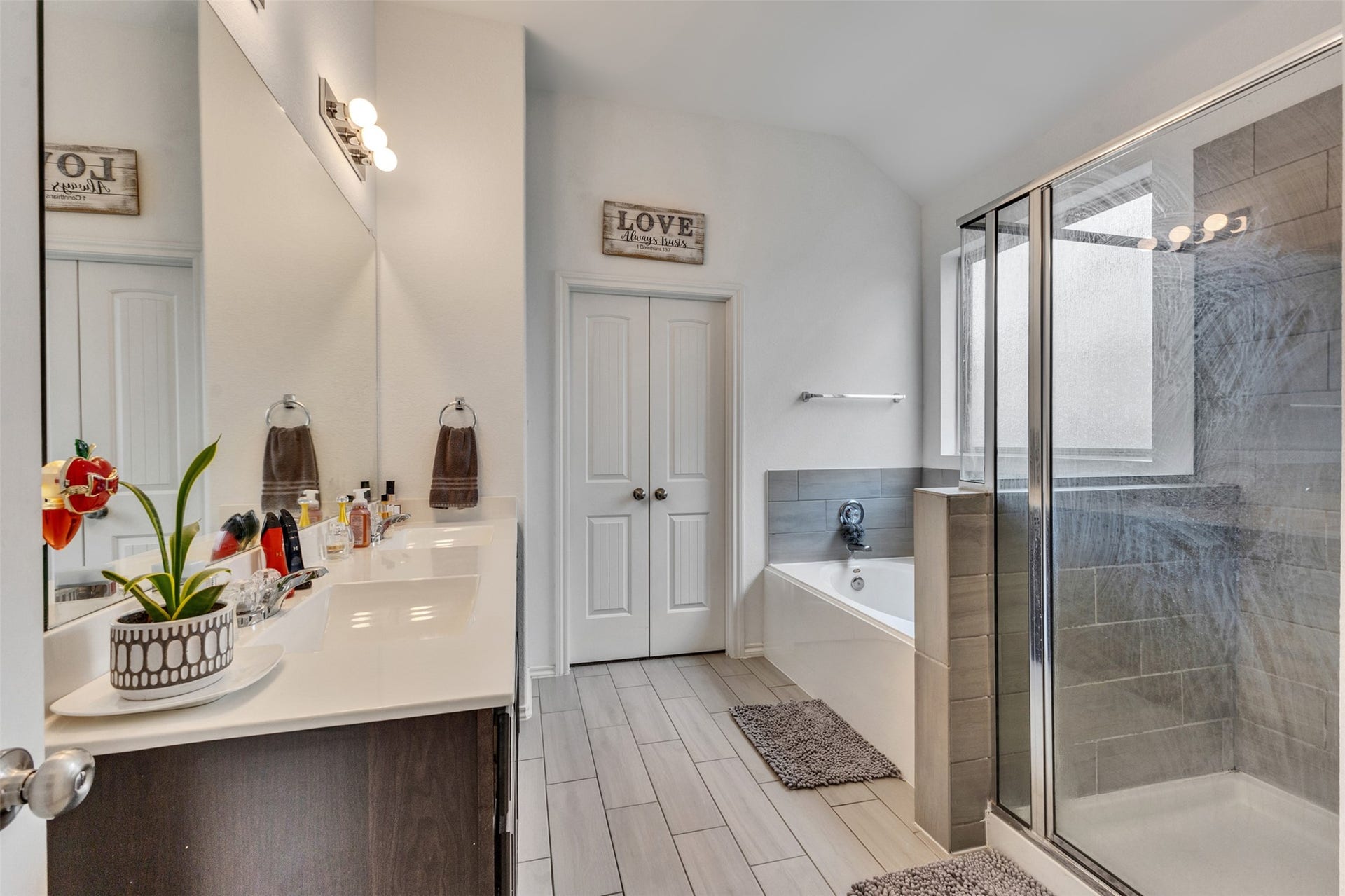 4341 Mocking Run Lane, Dickinson, TX 77539 This serene spa like primary bath features soft neutral tones. A soaking tub, separate shower and dual sinks offers an ambient atmosphere to prepare for the day!