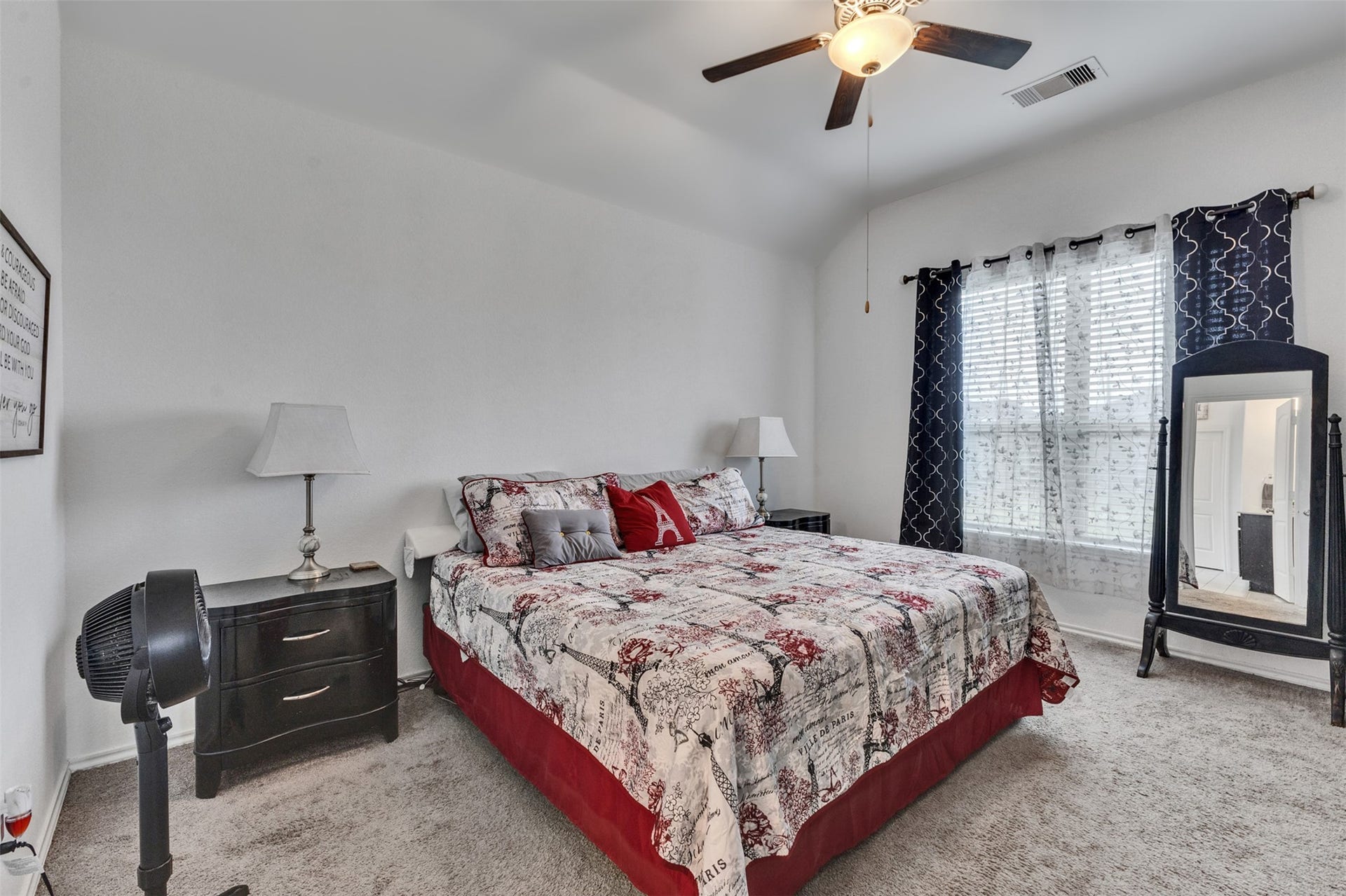 4341 Mocking Run Lane, Dickinson, TX 77539 Guest will love this size of this bedroom!