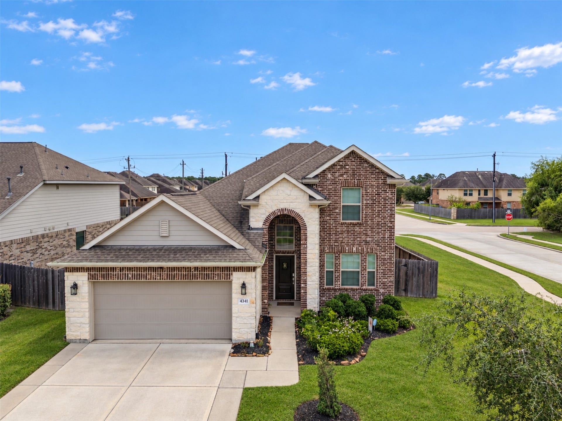 4341 Mocking Run Lane, Dickinson, TX 77539 Your new home is calling your name!