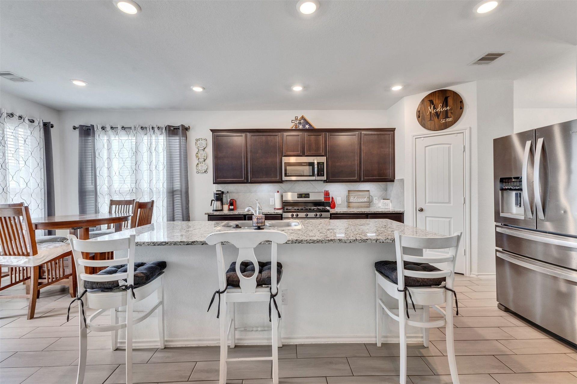 4341 Mocking Run Lane, Dickinson, TX 77539 This bright and airy kitchen flows seamlessly into the open family room.