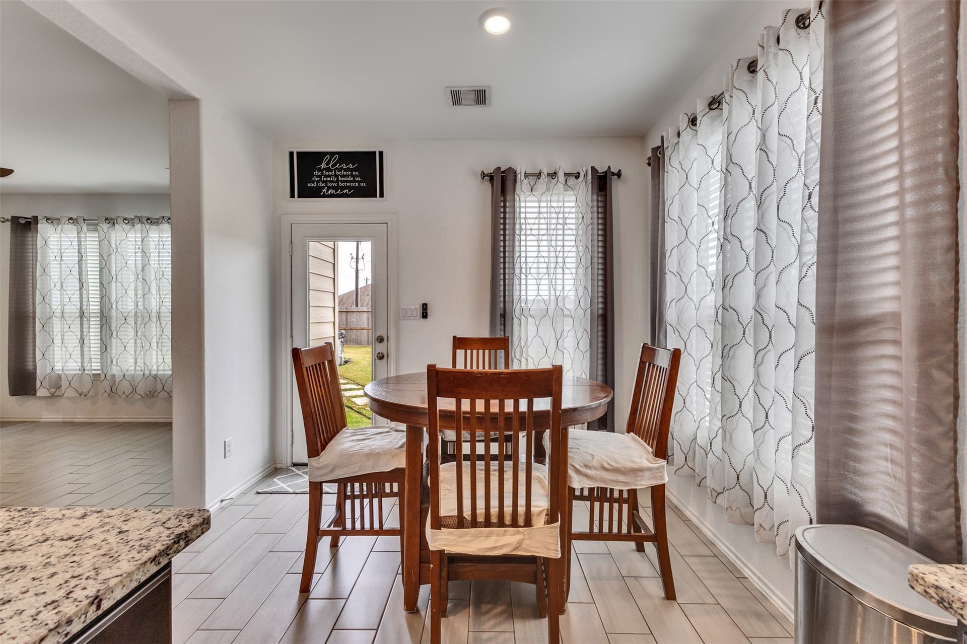 4341 Mocking Run Lane, Dickinson, TX 77539 The delightful breakfast room offers a place for casual meals.