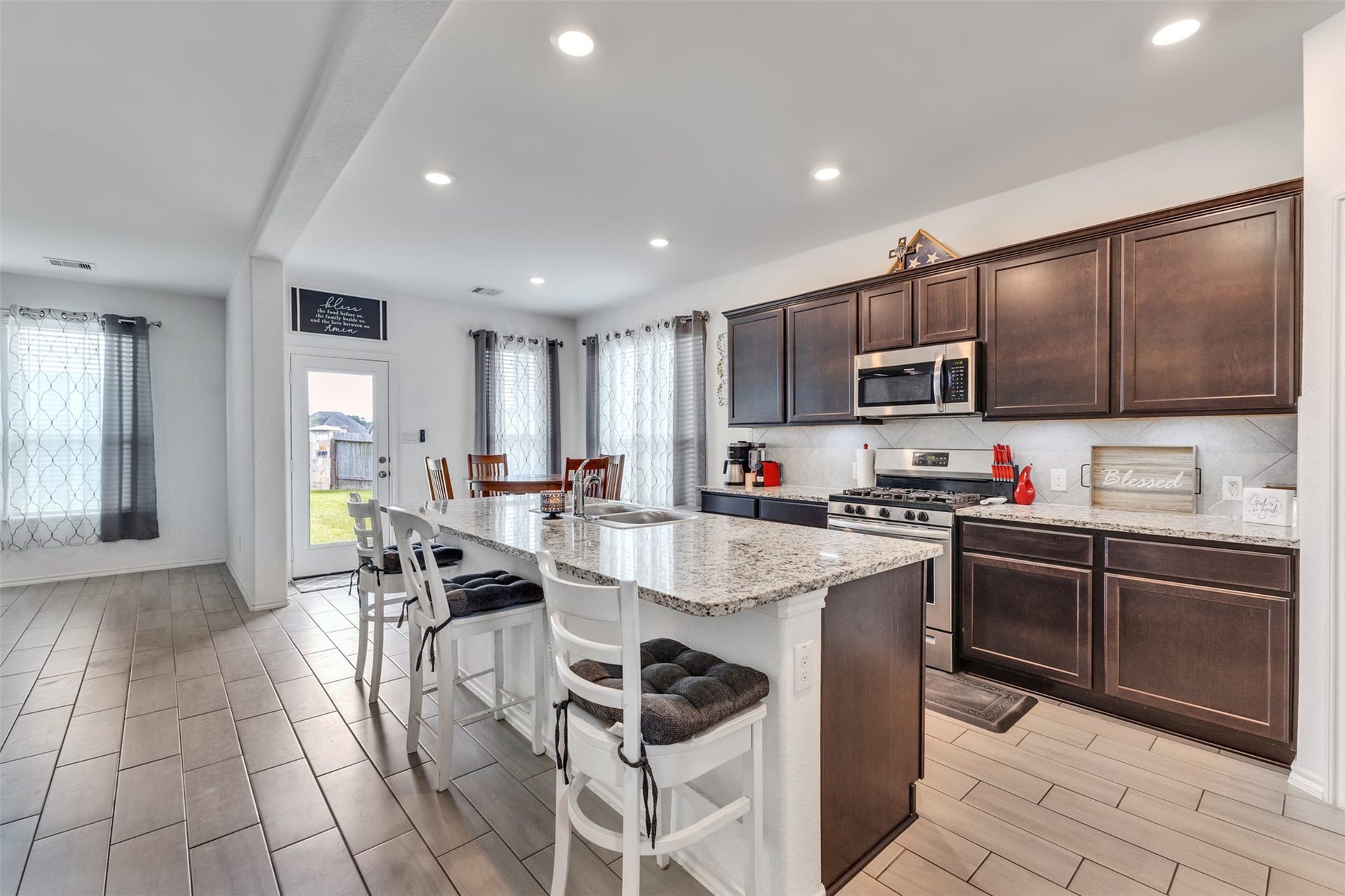 4341 Mocking Run Lane, Dickinson, TX 77539 Granite countertops, stainless appliances and an efficient layout will please the family chef.