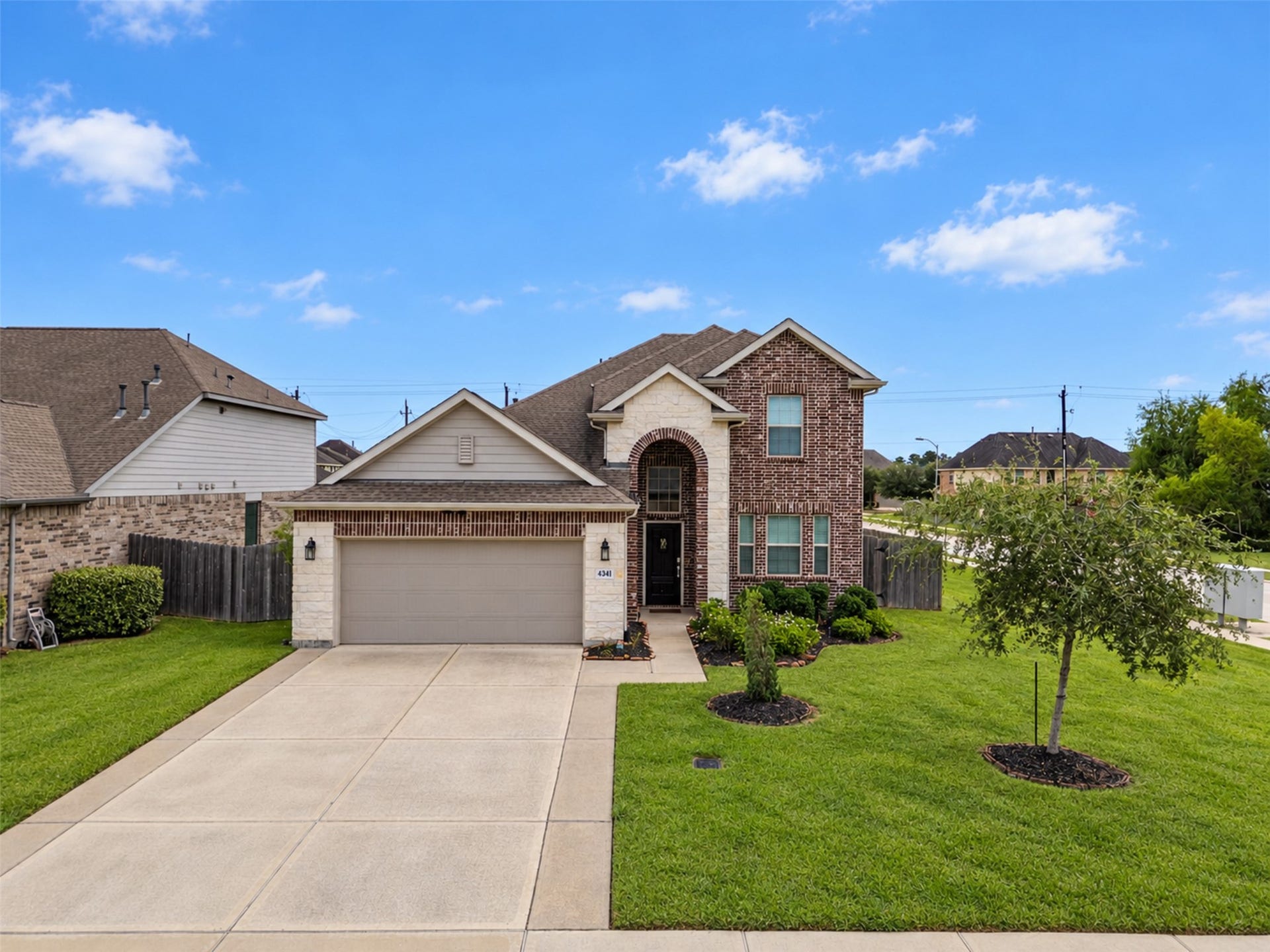 4341 Mocking Run Lane, Dickinson, TX 77539 Beuatiful home in Bayou Lakes where every sunset feels like home!