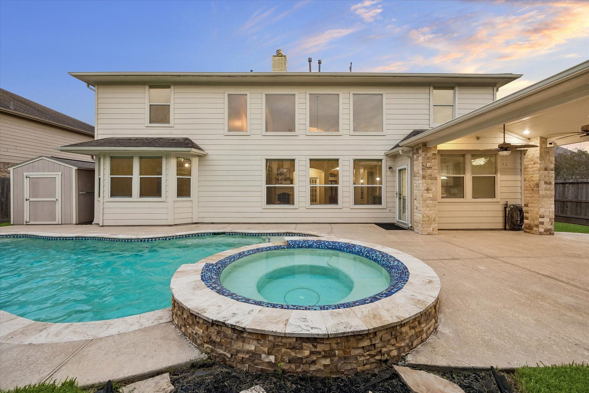 Truly the ideal outdoor entertainment space for your summer evenings!