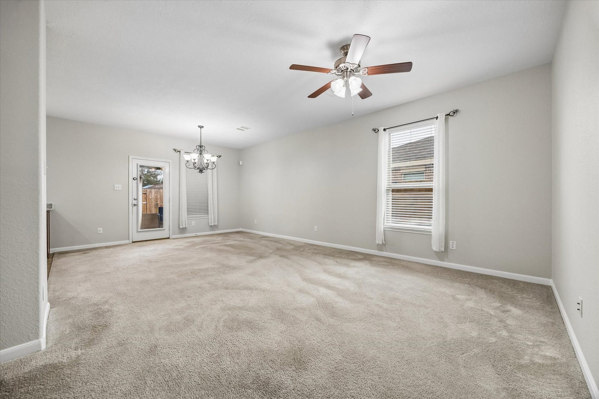 1624 Ponte Leone Lane, League City, TX 77573 Spacious living area with plenty of room to relax or entertain.