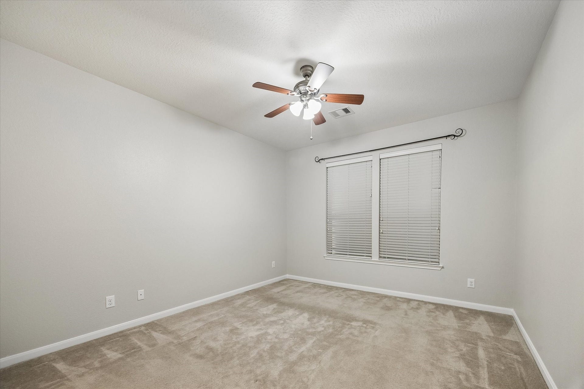 1624 Ponte Leone Lane, League City, TX 77573 Privately situated primary suite at the rear of the home.