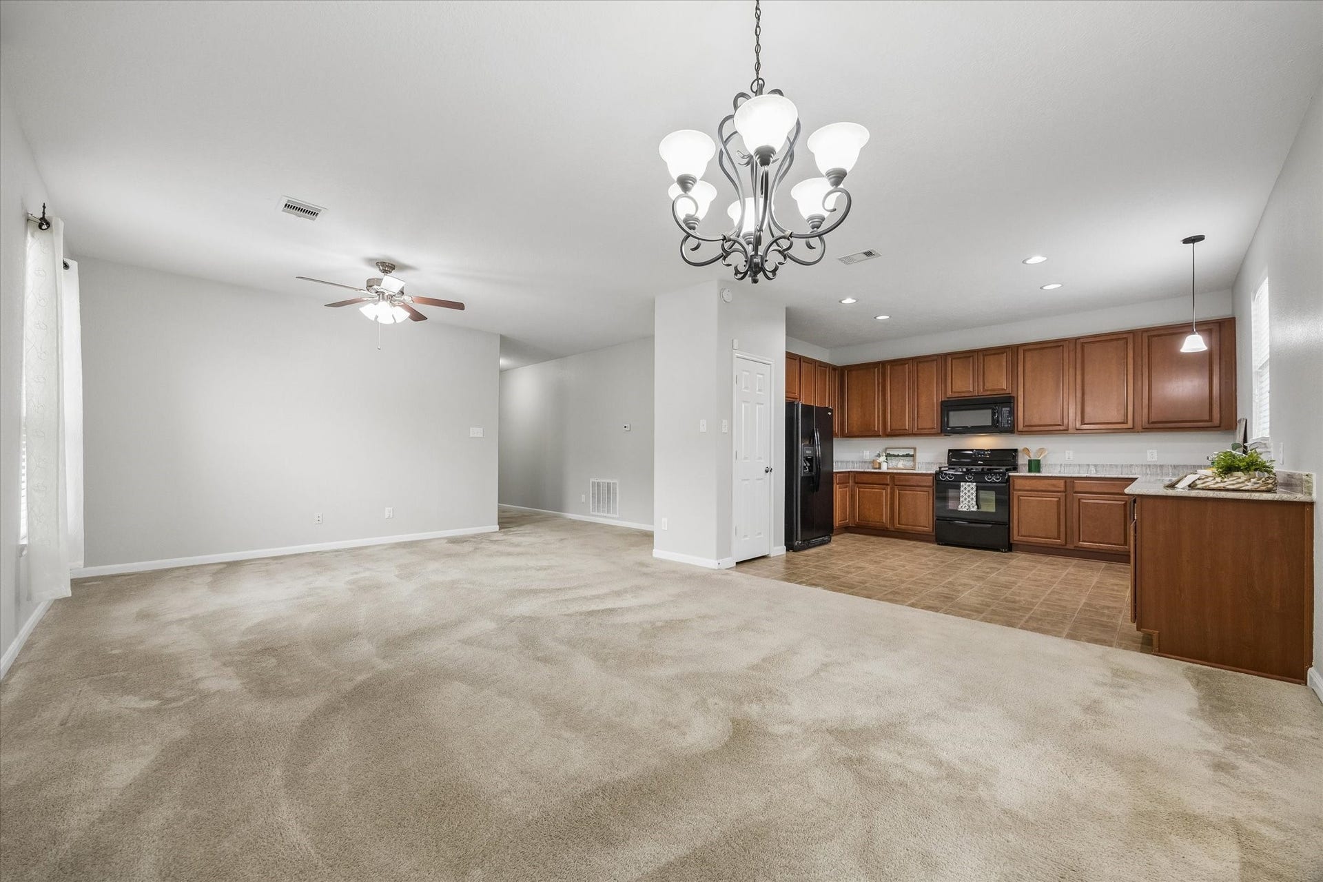 1624 Ponte Leone Lane, League City, TX 77573 A comfortable gathering space at the heart of the home.