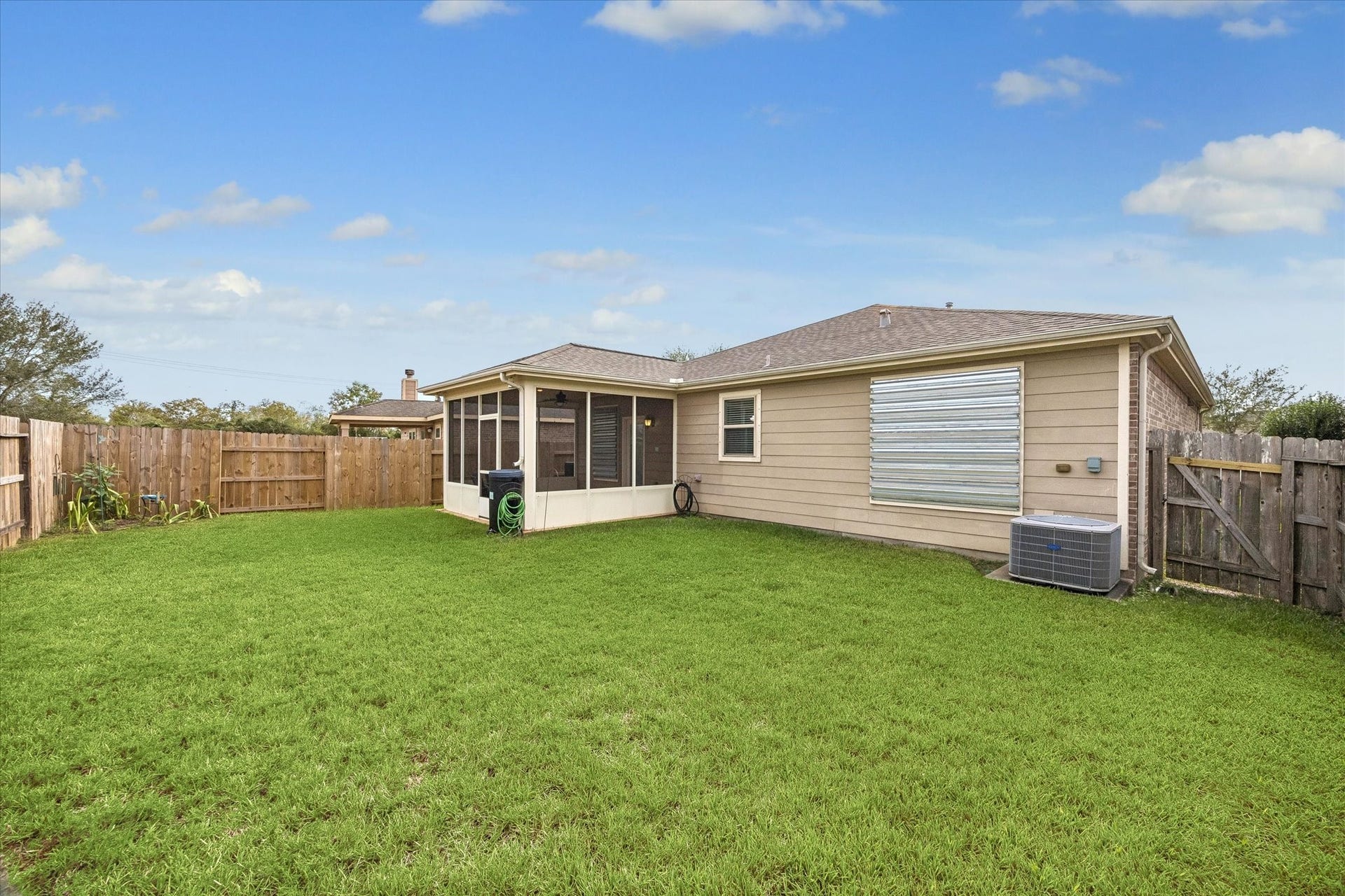 1624 Ponte Leone Lane, League City, TX 77573 Private backyard to enjoy!