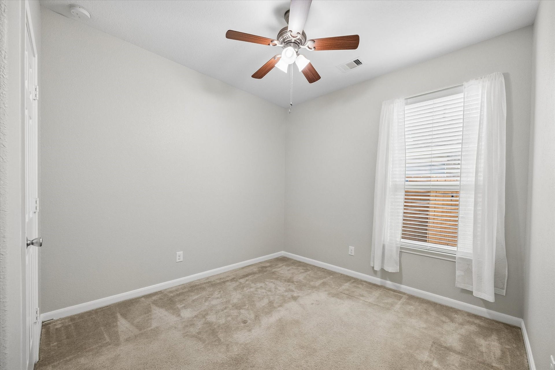1624 Ponte Leone Lane, League City, TX 77573 A versatile space for guests, a home office, or hobbies.