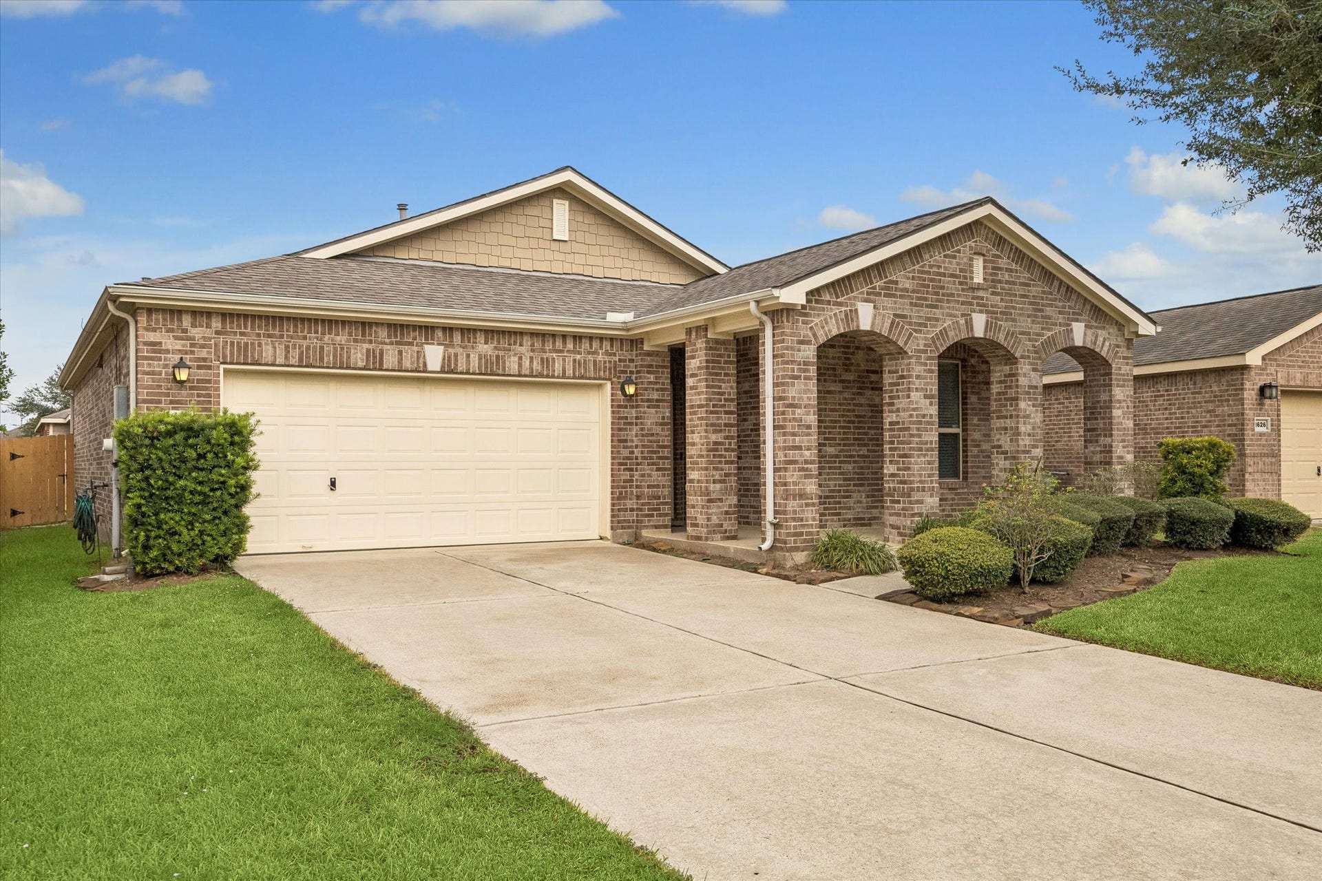 1624 Ponte Leone Lane, League City, TX 77573 Pride of ownership is evident throughout this thoughtfully cared-for home.