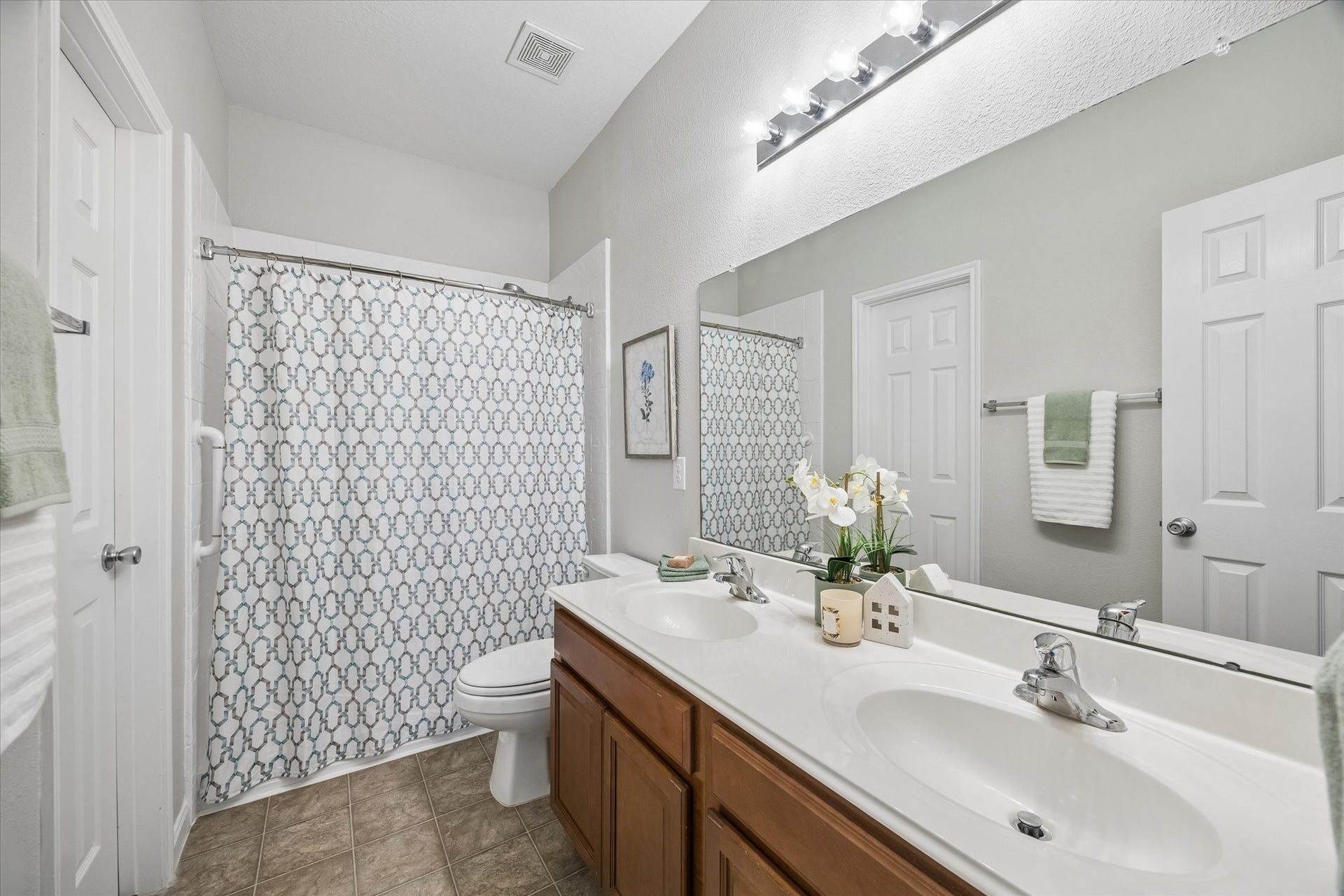 1624 Ponte Leone Lane, League City, TX 77573 Primary ensuite bathroom with a generous walk-in closet.