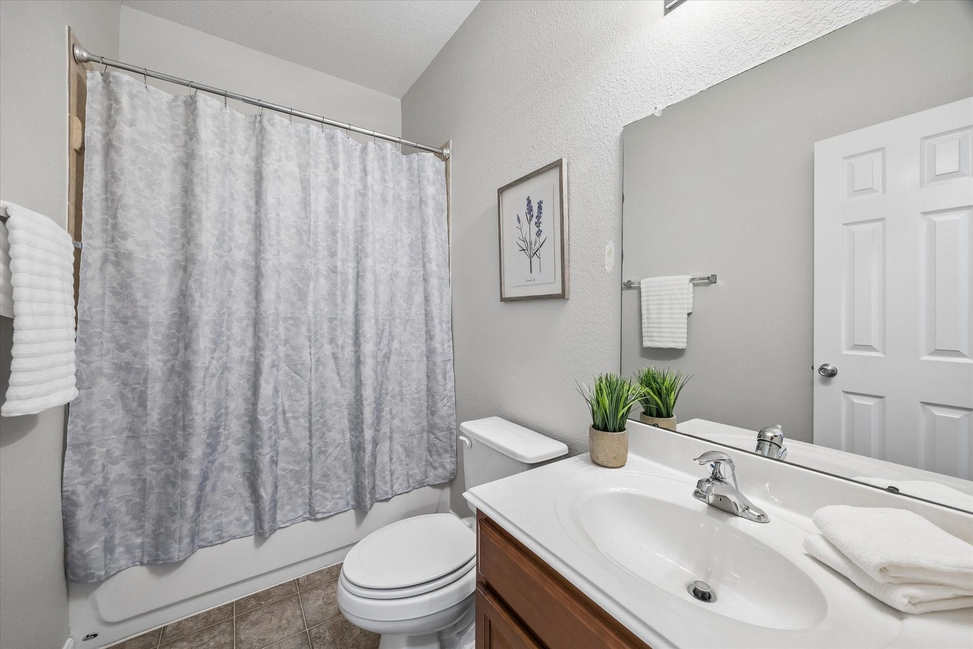 1624 Ponte Leone Lane, League City, TX 77573 Secondary bedrooms share this spacious bathroom.