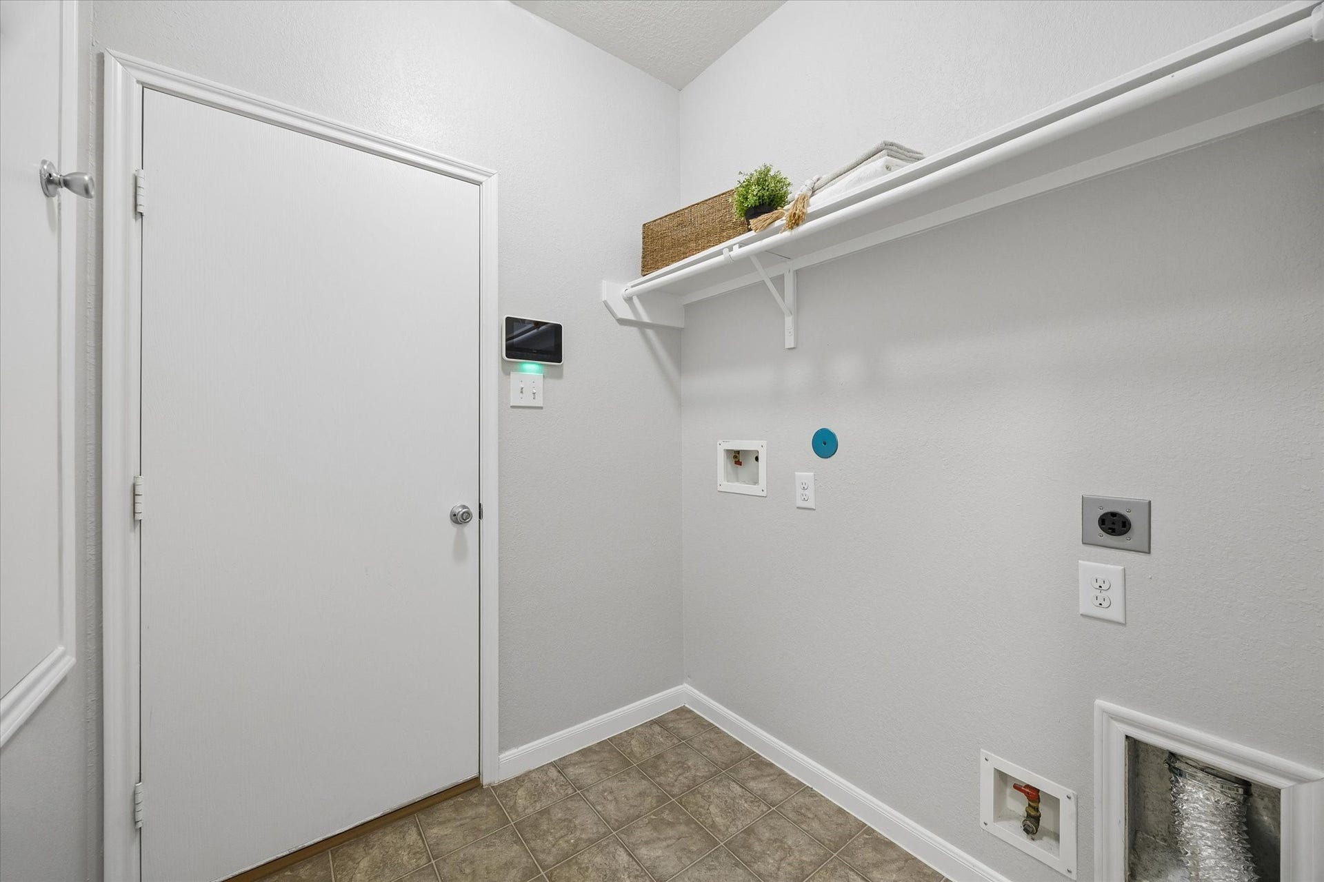 1624 Ponte Leone Lane, League City, TX 77573 Dedicated laundry room with convenient access from the attached garage.
