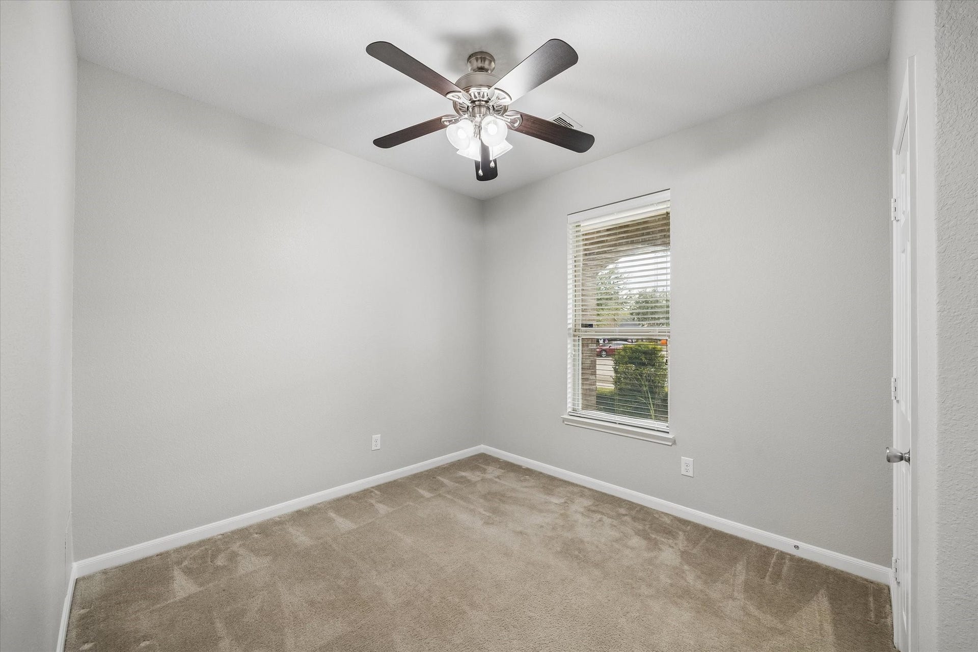 1624 Ponte Leone Lane, League City, TX 77573 Comfortable secondary bedroom with room to make it your own.