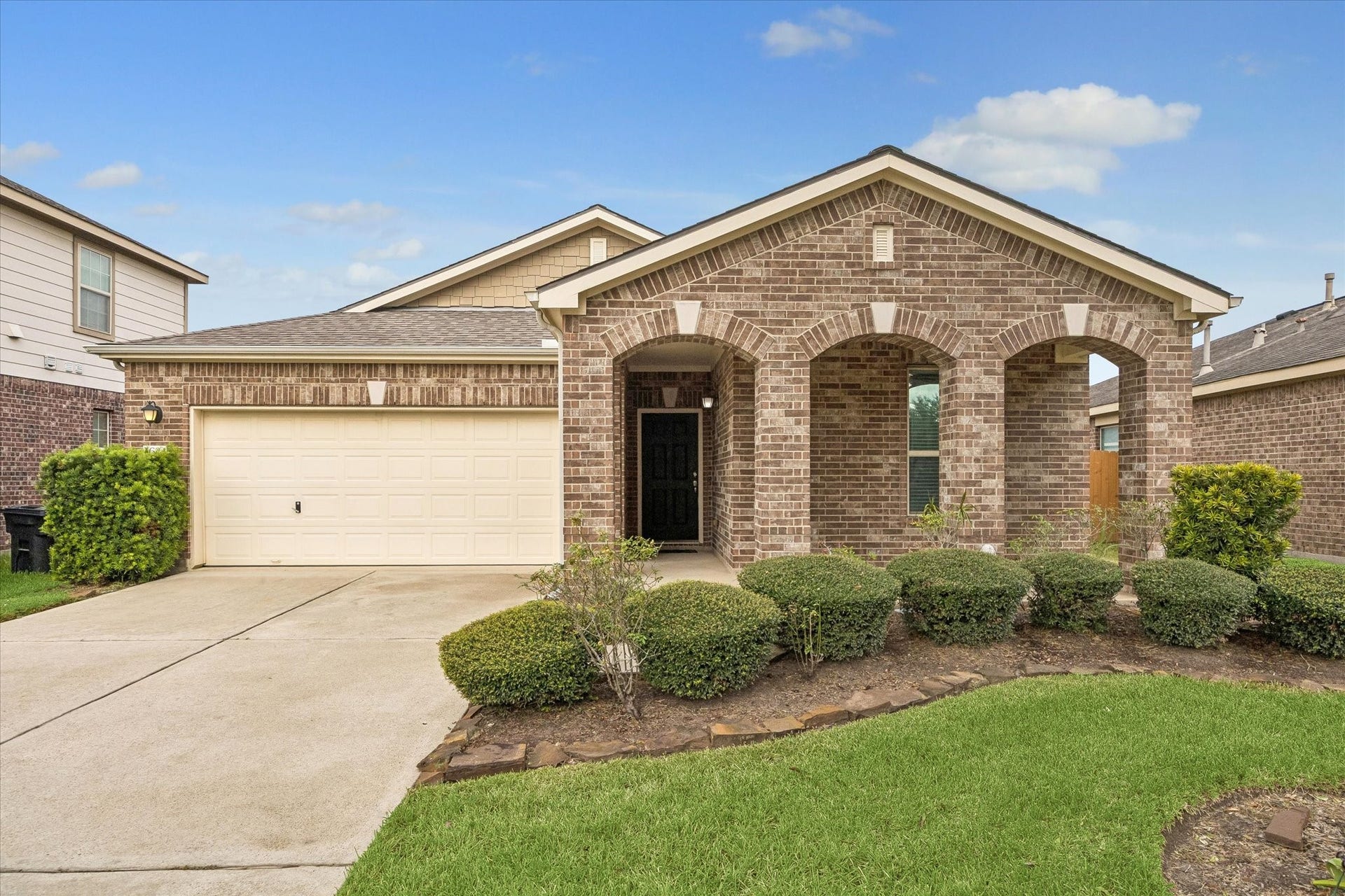 1624 Ponte Leone Lane, League City, TX 77573 Welcome home to this beautifully maintained single-story home in Tuscan Lakes!
