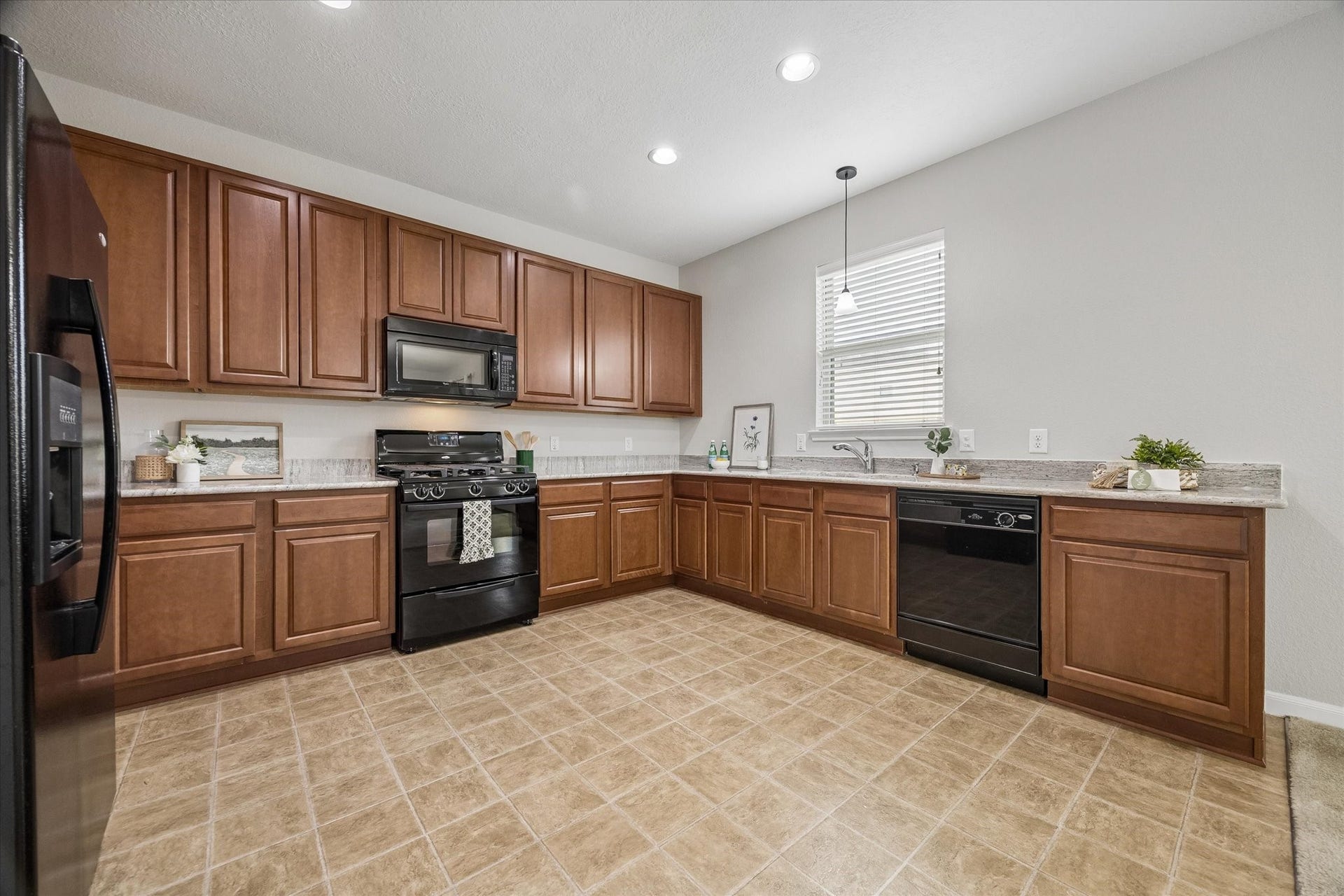 1624 Ponte Leone Lane, League City, TX 77573 Spacious kitchen featuring granite countertops and abundant cabinetry.