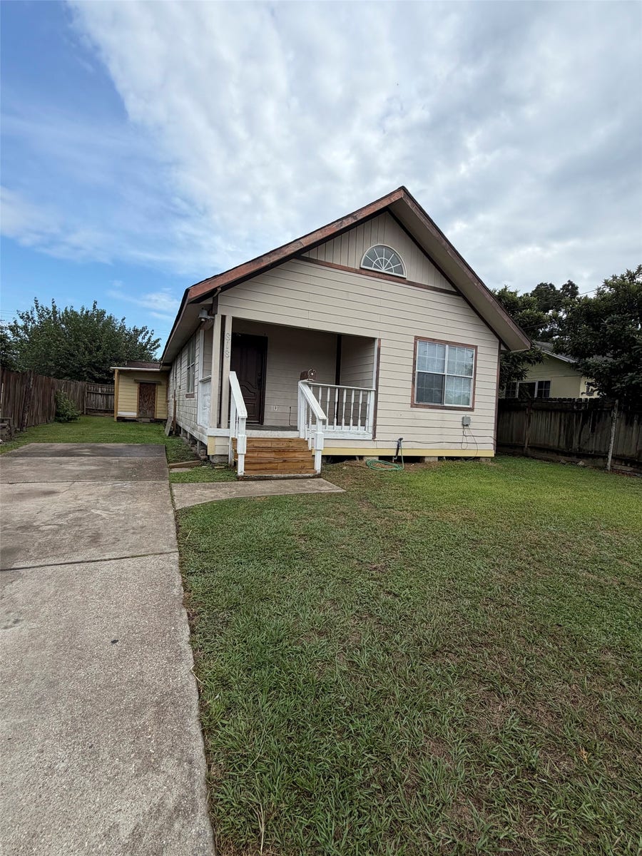 Property photo for 818 N Commerce Street, Baytown, TX