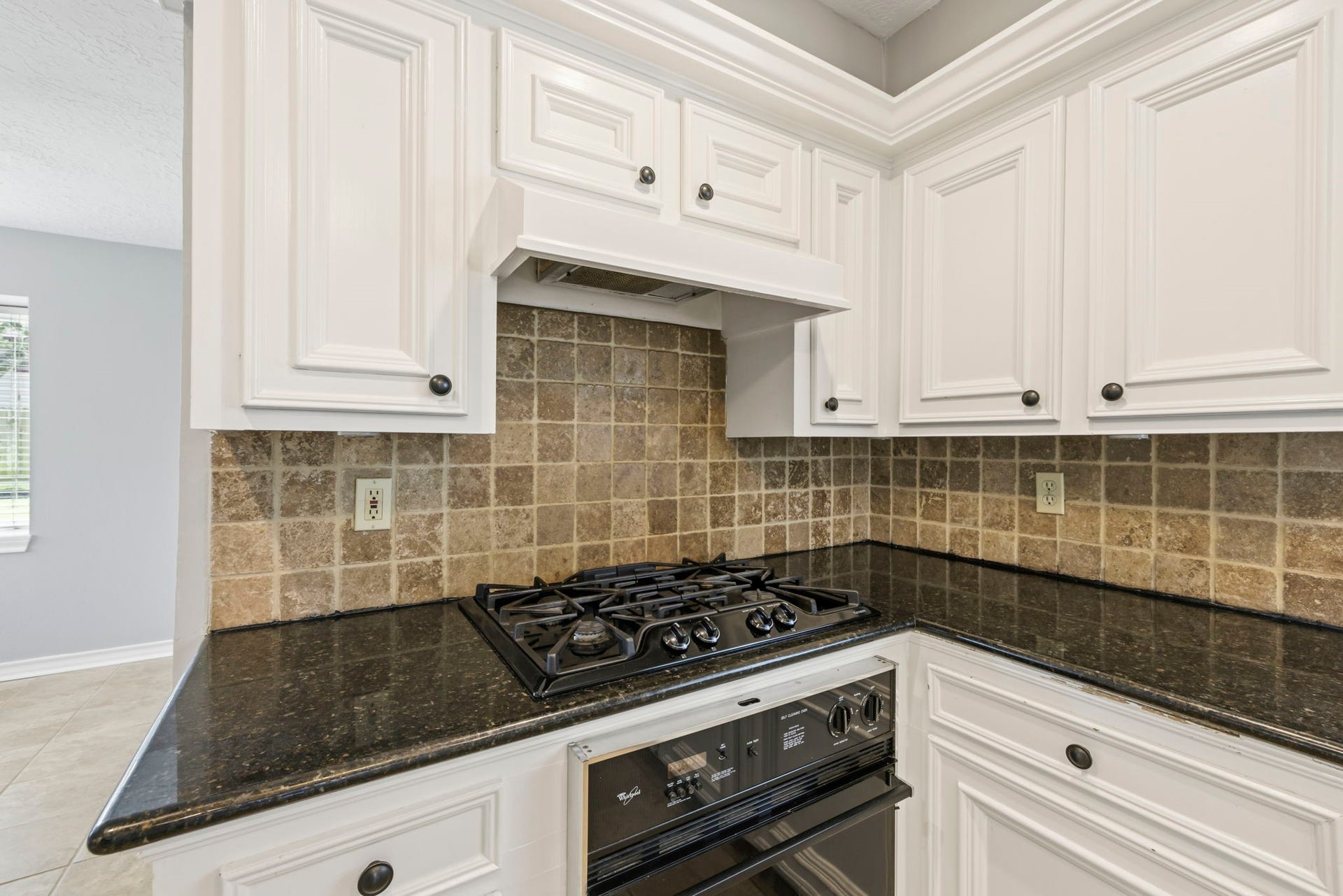 14719 Rio Pinar Drive, Houston, TX 77095 Custom Cabinets Align the Kitchen Countertops