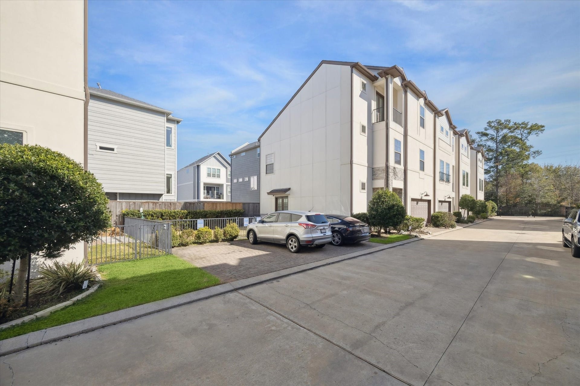 10906 Brookeshire Chase Lane Lane, Houston, TX 77043 Guest parking in the community