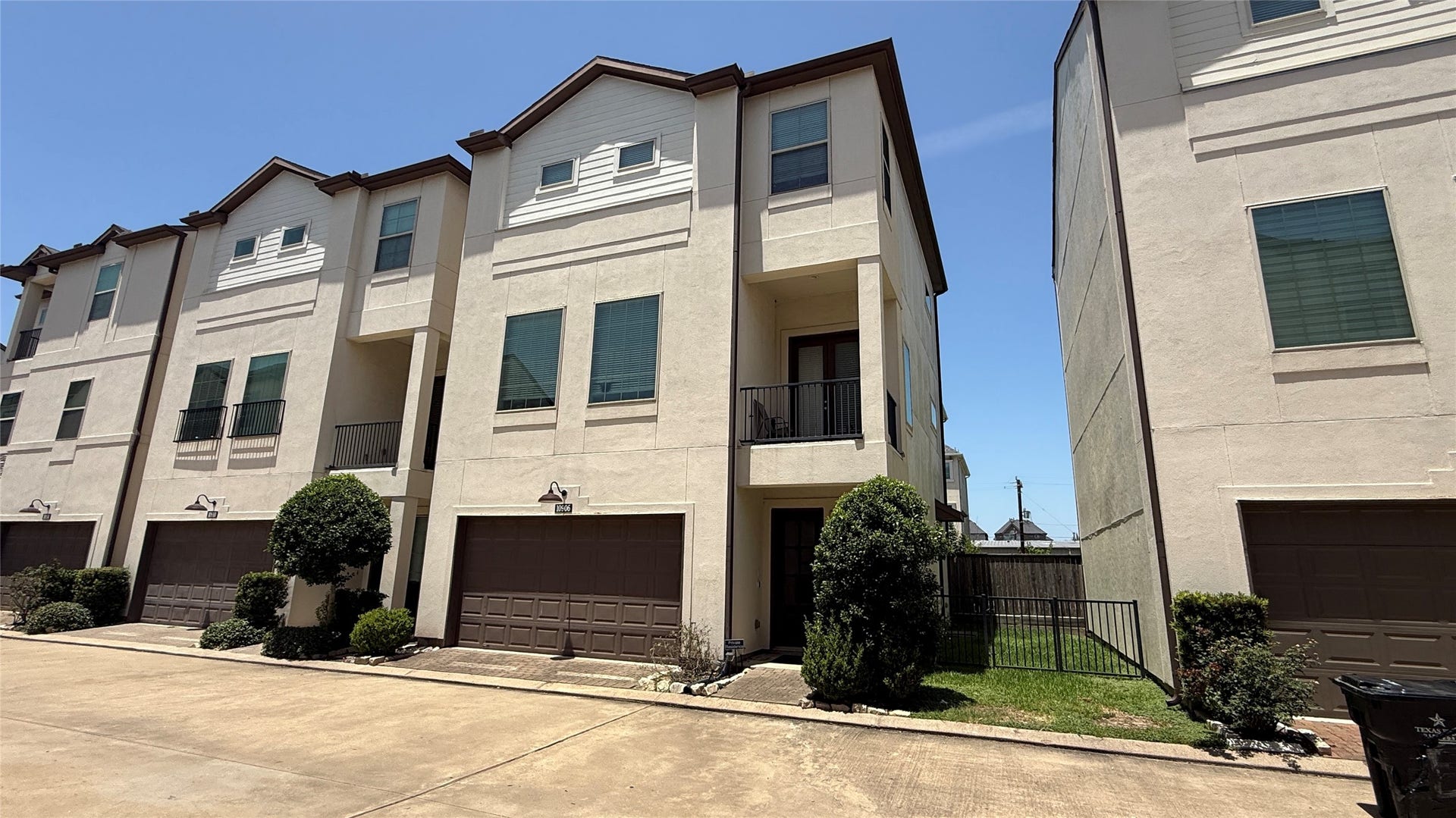 10906 Brookeshire Chase Lane Lane, Houston, TX 77043 Cute side yard to enjoy!