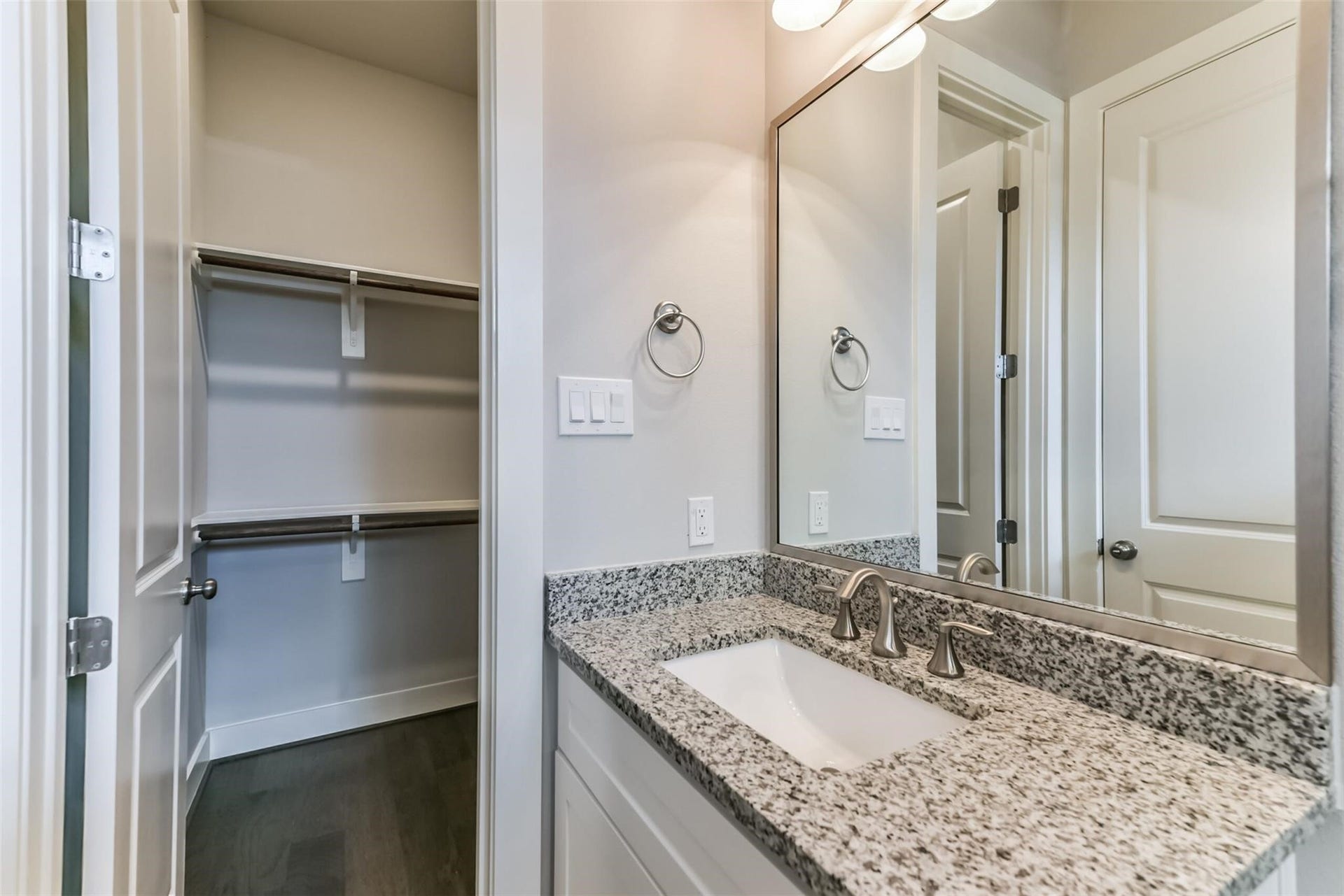 10906 Brookeshire Chase Lane Lane, Houston, TX 77043 Nice walk-in closet off the bathroom
