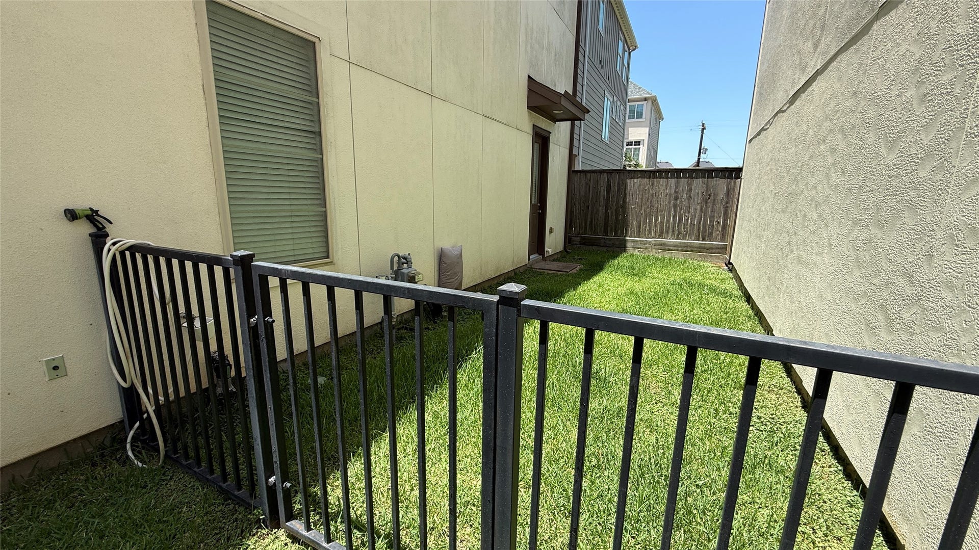 10906 Brookeshire Chase Lane Lane, Houston, TX 77043 This home enjoys an extra side yard plus the area at the back.
