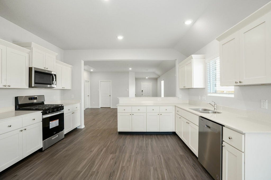 3009 Paintbrush Drive, Brookshire, TX 77423 Photos may be representative of the floor plan and not the exact home. Finishes, layout, and features of the actual property for lease may vary.