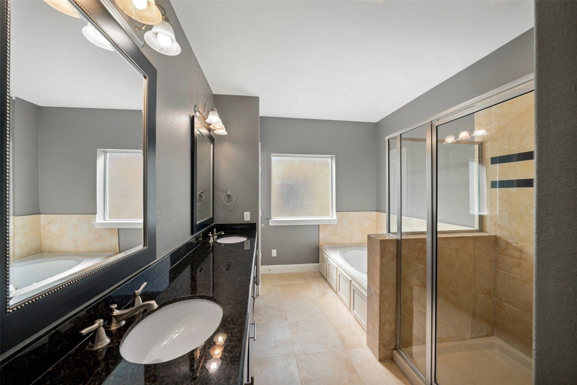 2306 Beall Street, Houston, TX 77008 Primary Bathroom