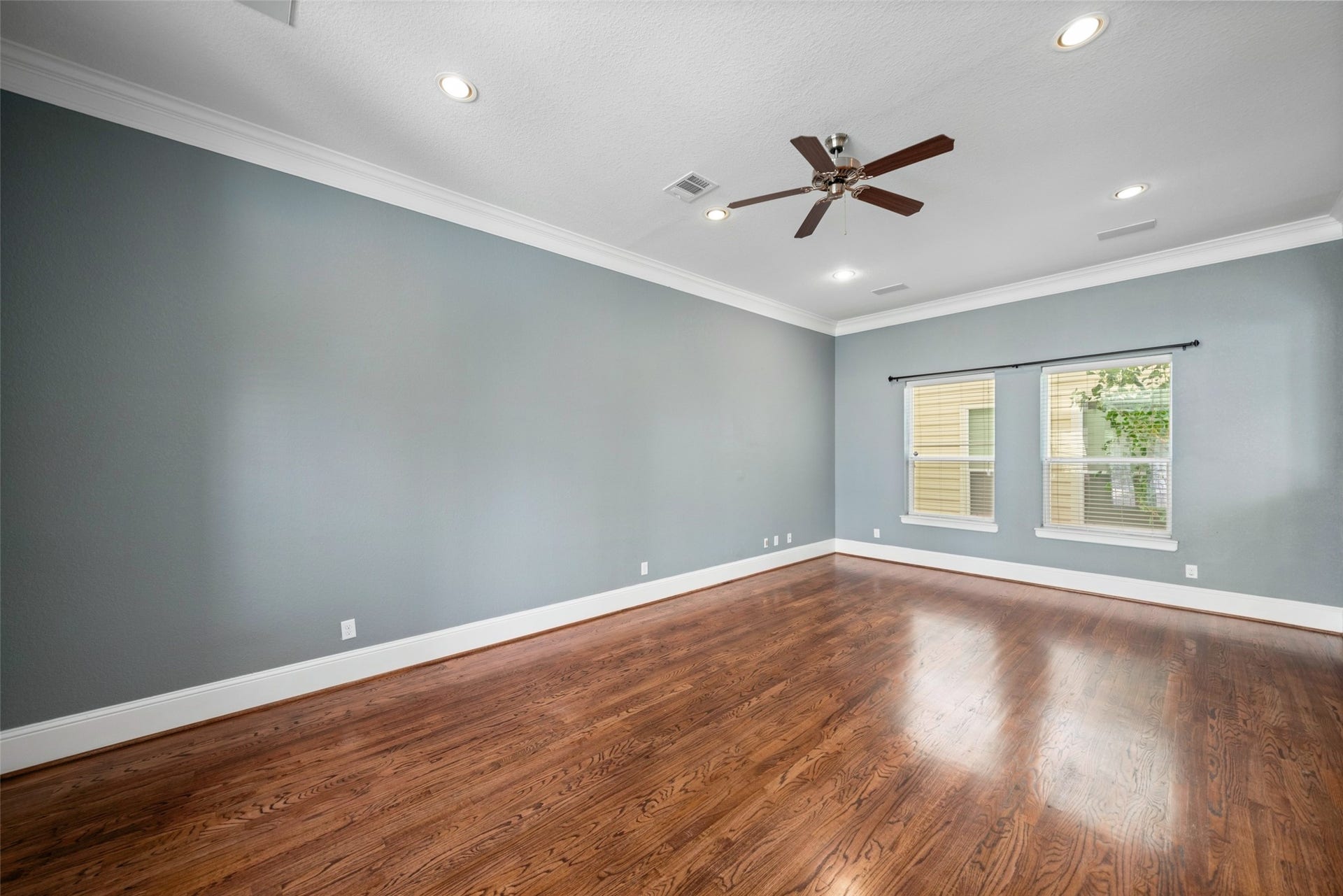 2306 Beall Street, Houston, TX 77008 Living Room