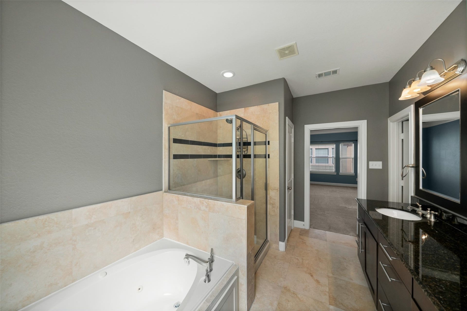 2306 Beall Street, Houston, TX 77008 Primary Bathroom