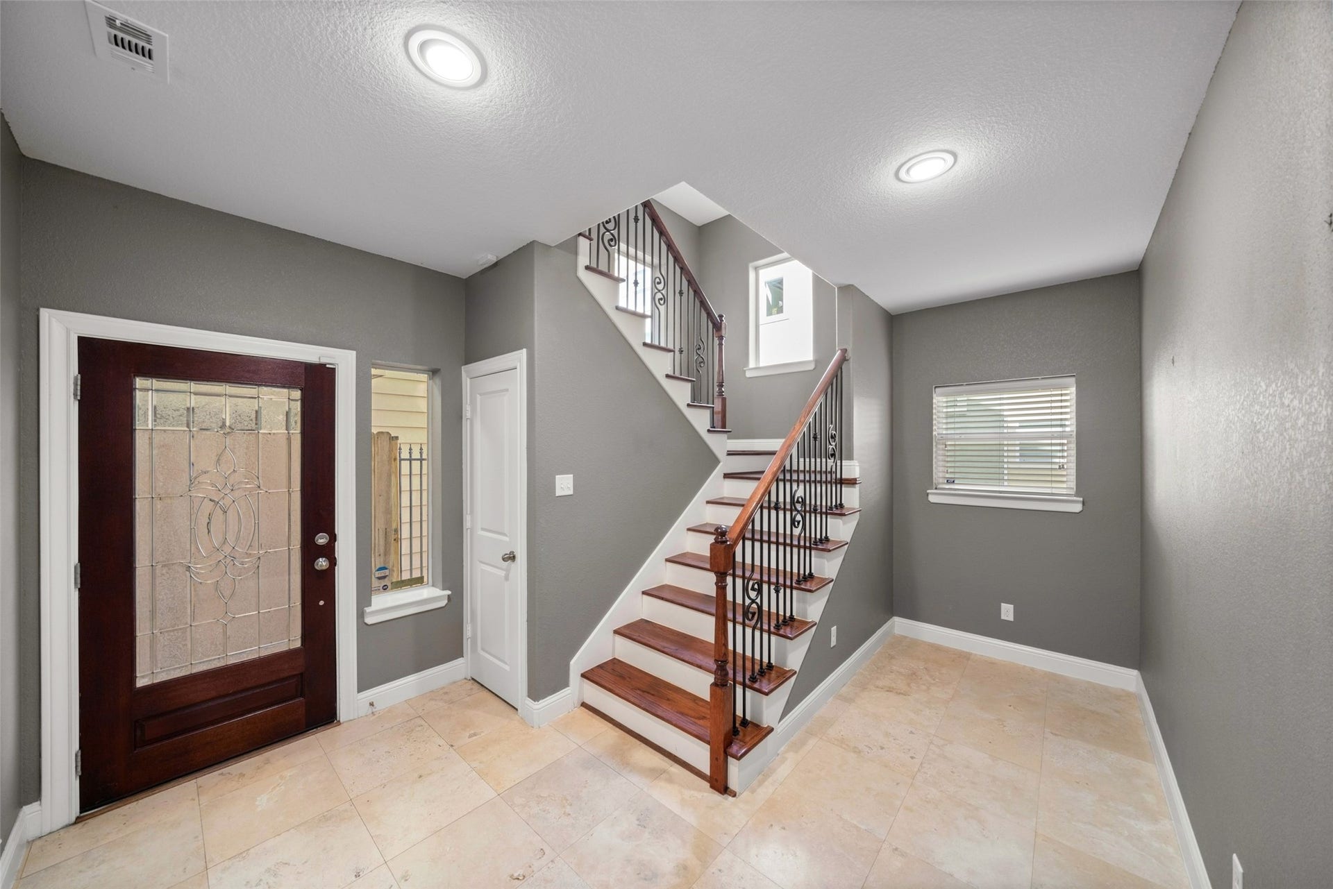 2306 Beall Street, Houston, TX 77008 Front entry with bonus area for a desk or workout space