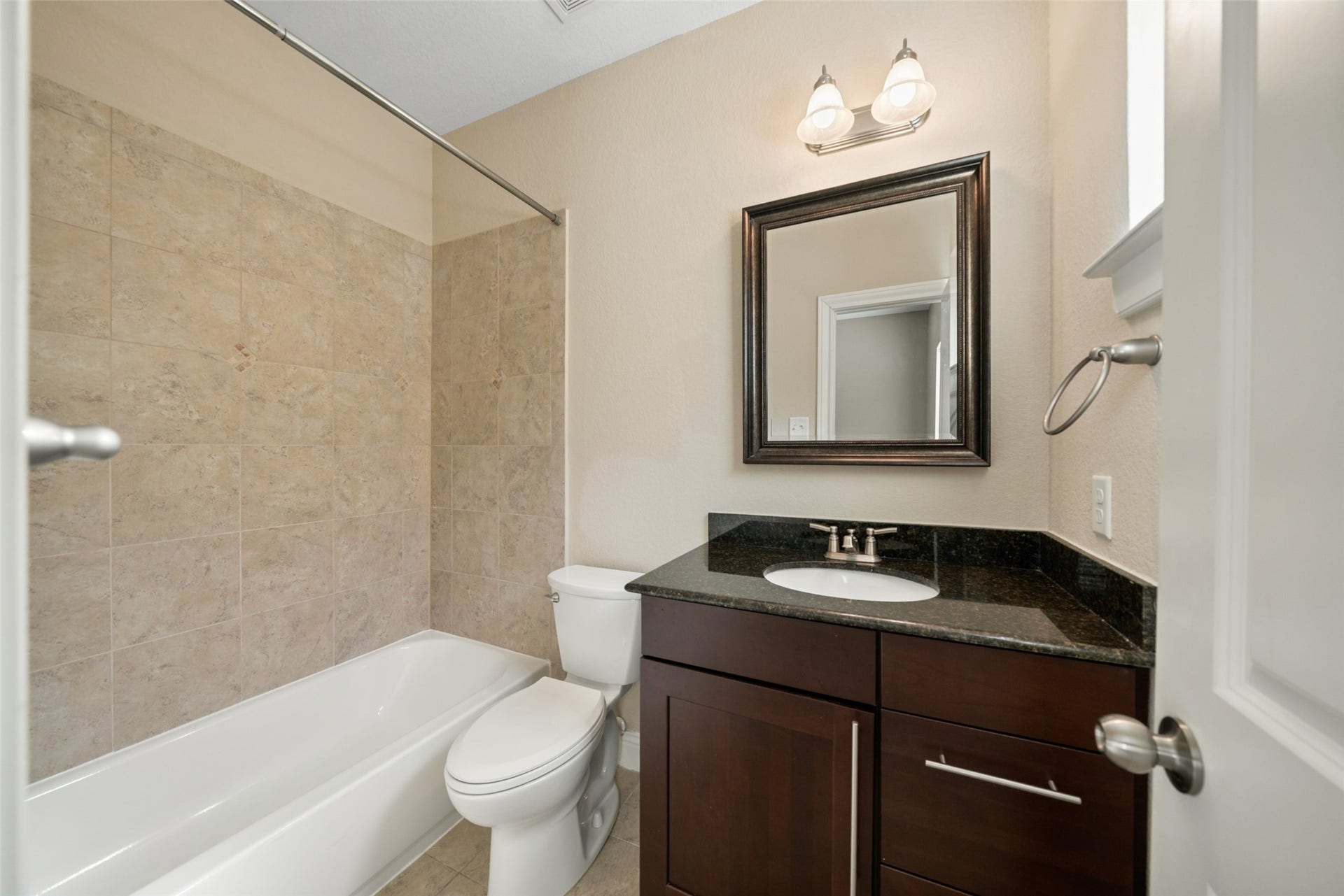 2306 Beall Street, Houston, TX 77008 Secondary Bathroom (third floor)