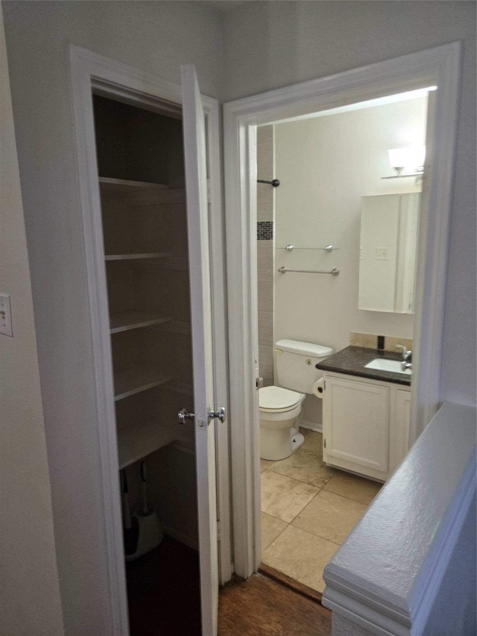 8299 Cambridge Street, #603, Houston, TX 77054 Bathroom Entry/Linen Closet