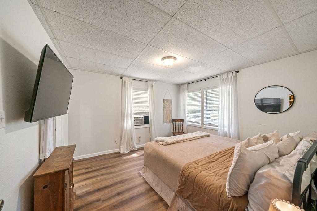 Primary with 1/2 ensuite and walk-in closet