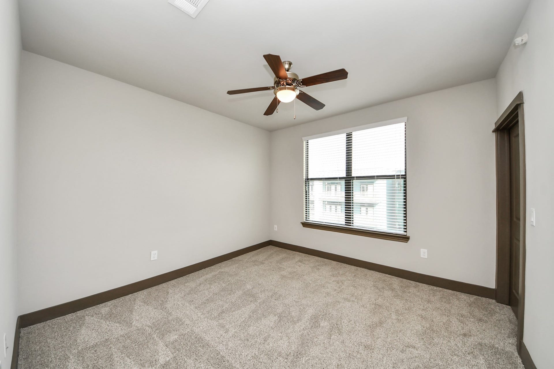 5454 Washington St Avenue, #1631, Houston, TX 77007 Photos are not of actual units, similar floor plan finishes, verify dimensions