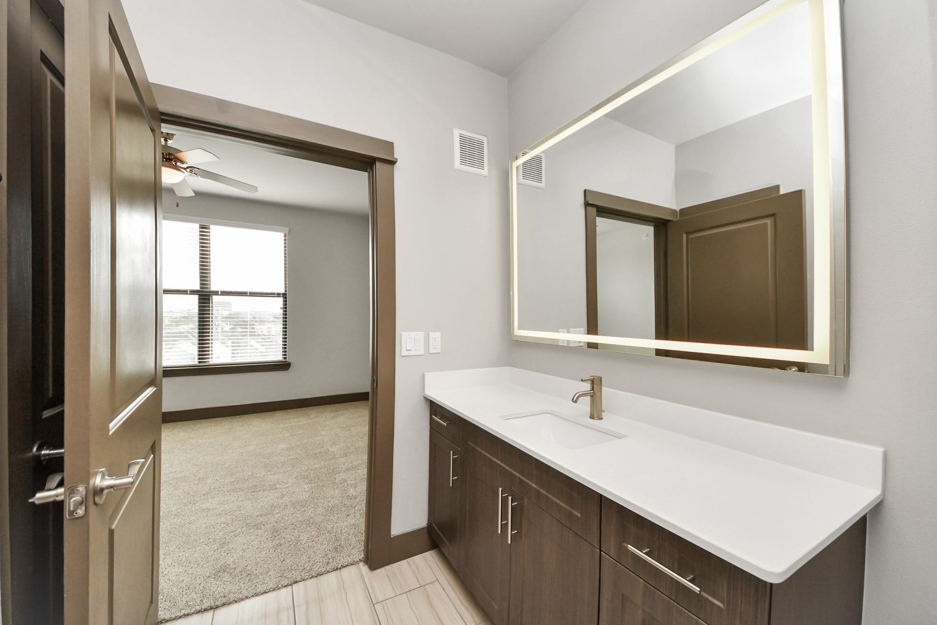 5454 Washington St Avenue, #1631, Houston, TX 77007 Photos are not of actual units, similar floor plan finishes, verify dimensions