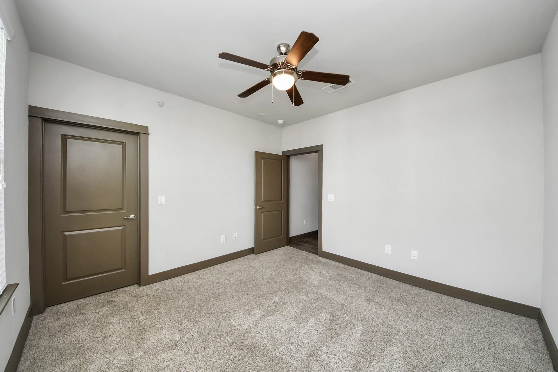 5454 Washington St Avenue, #1631, Houston, TX 77007 Photos are not of actual units, similar floor plan finishes, verify dimensions