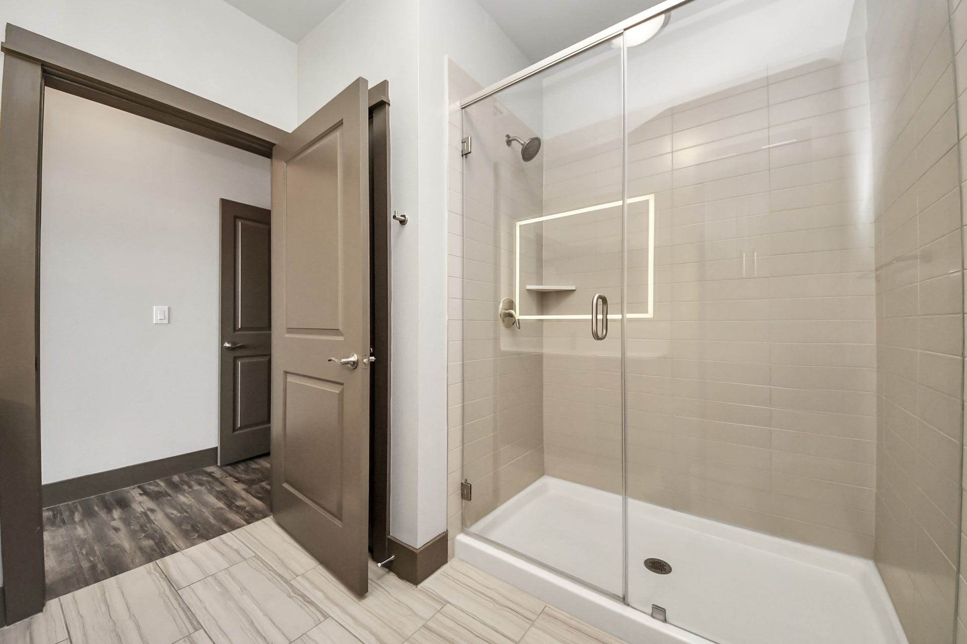5454 Washington St Avenue, #1631, Houston, TX 77007 Photos are not of actual units, similar floor plan finishes, verify dimensions