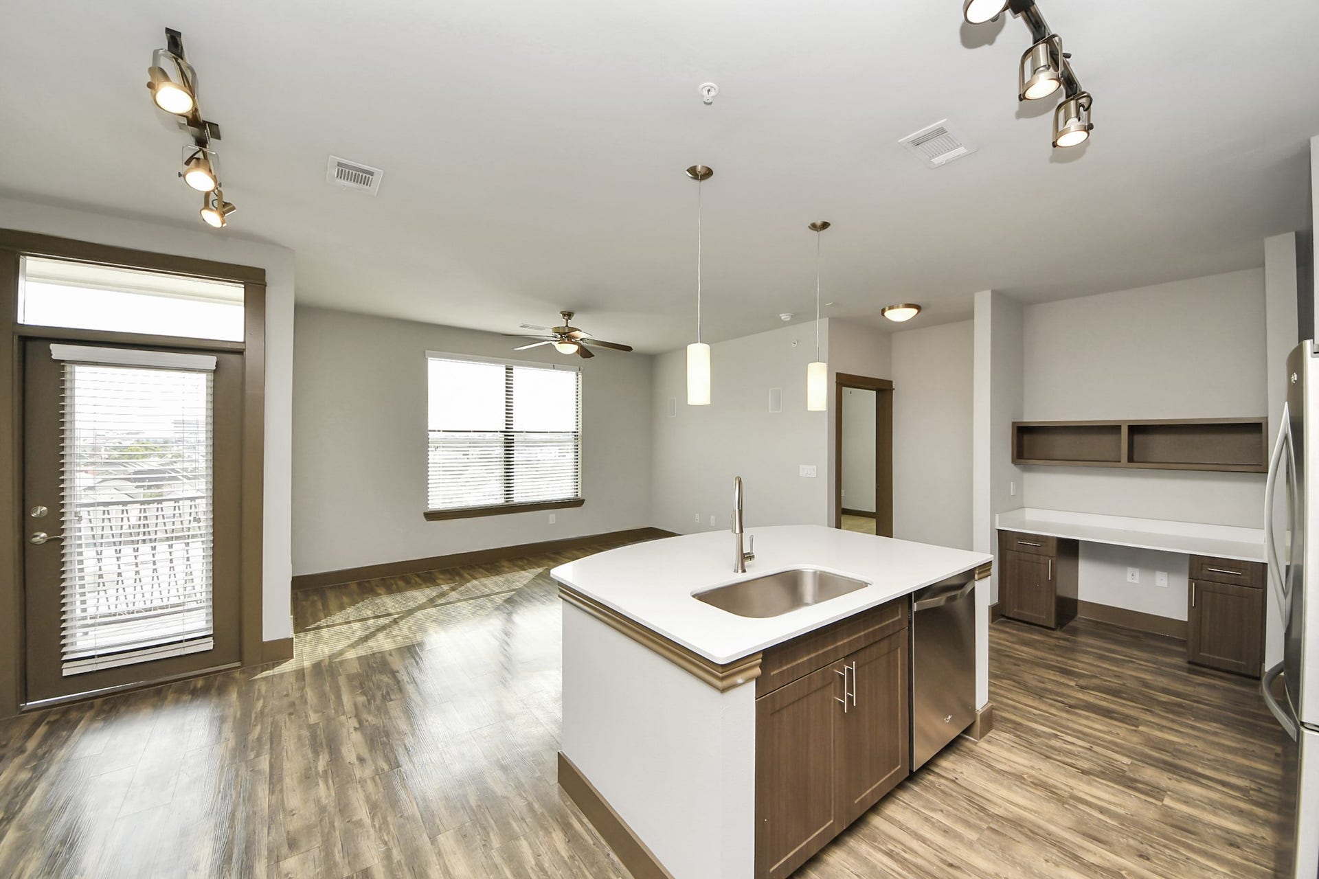 5454 Washington St Avenue, #1631, Houston, TX 77007 Photos are not of actual units, similar floor plan finishes, verify dimensions