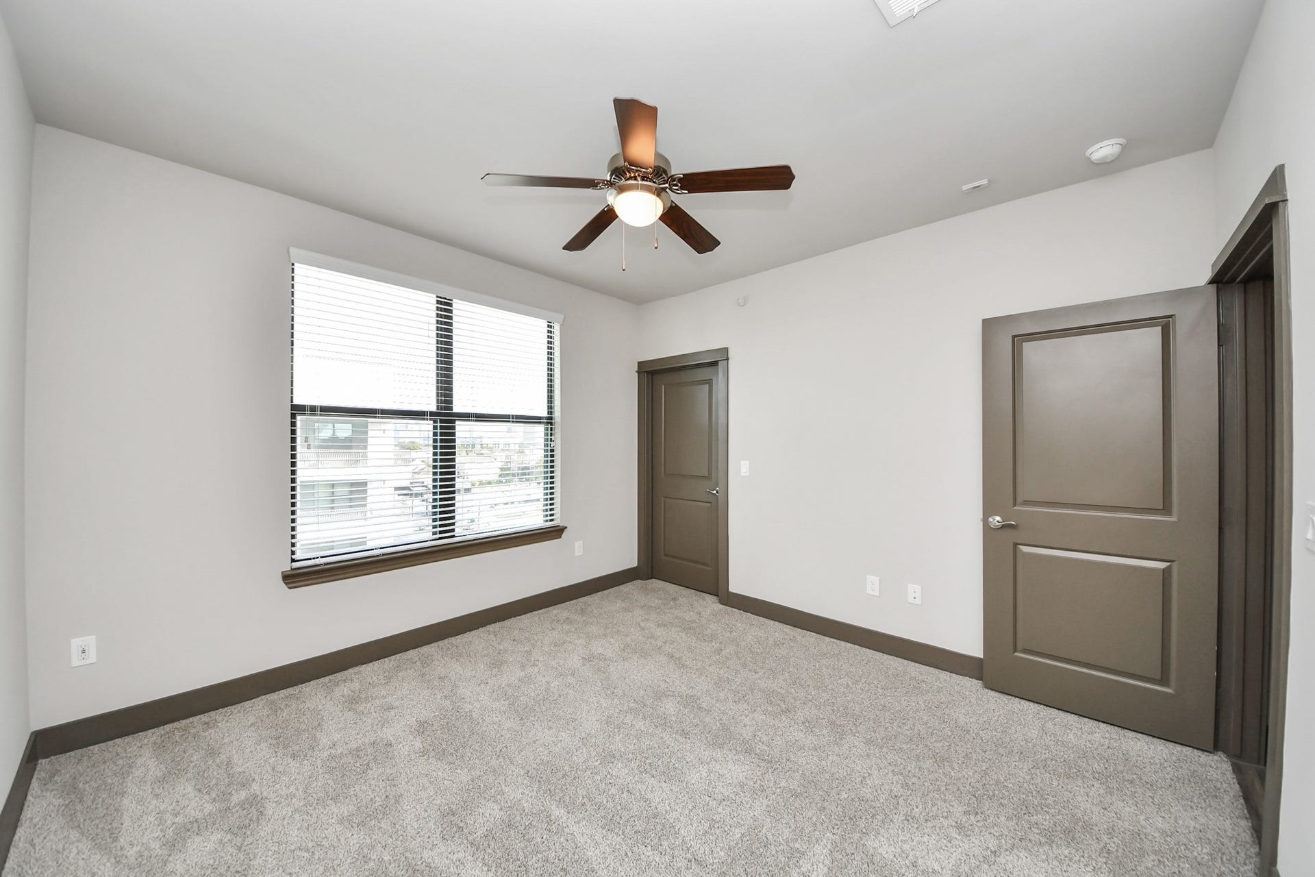 5454 Washington St Avenue, #1631, Houston, TX 77007 Photos are not of actual units, similar floor plan finishes, verify dimensions