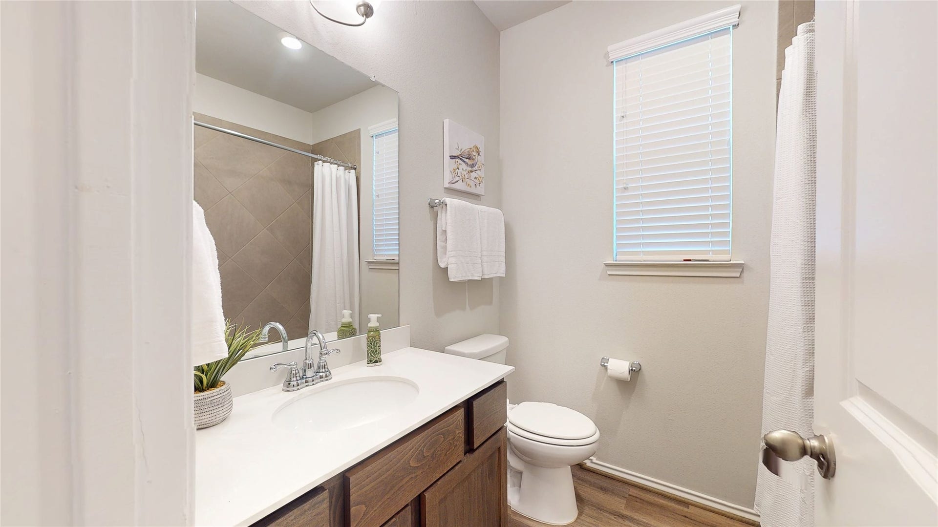 2926 Yaupon Grove Lane, Conroe, TX 77385 Secondary bathroom located between bedroom 2 and 3.