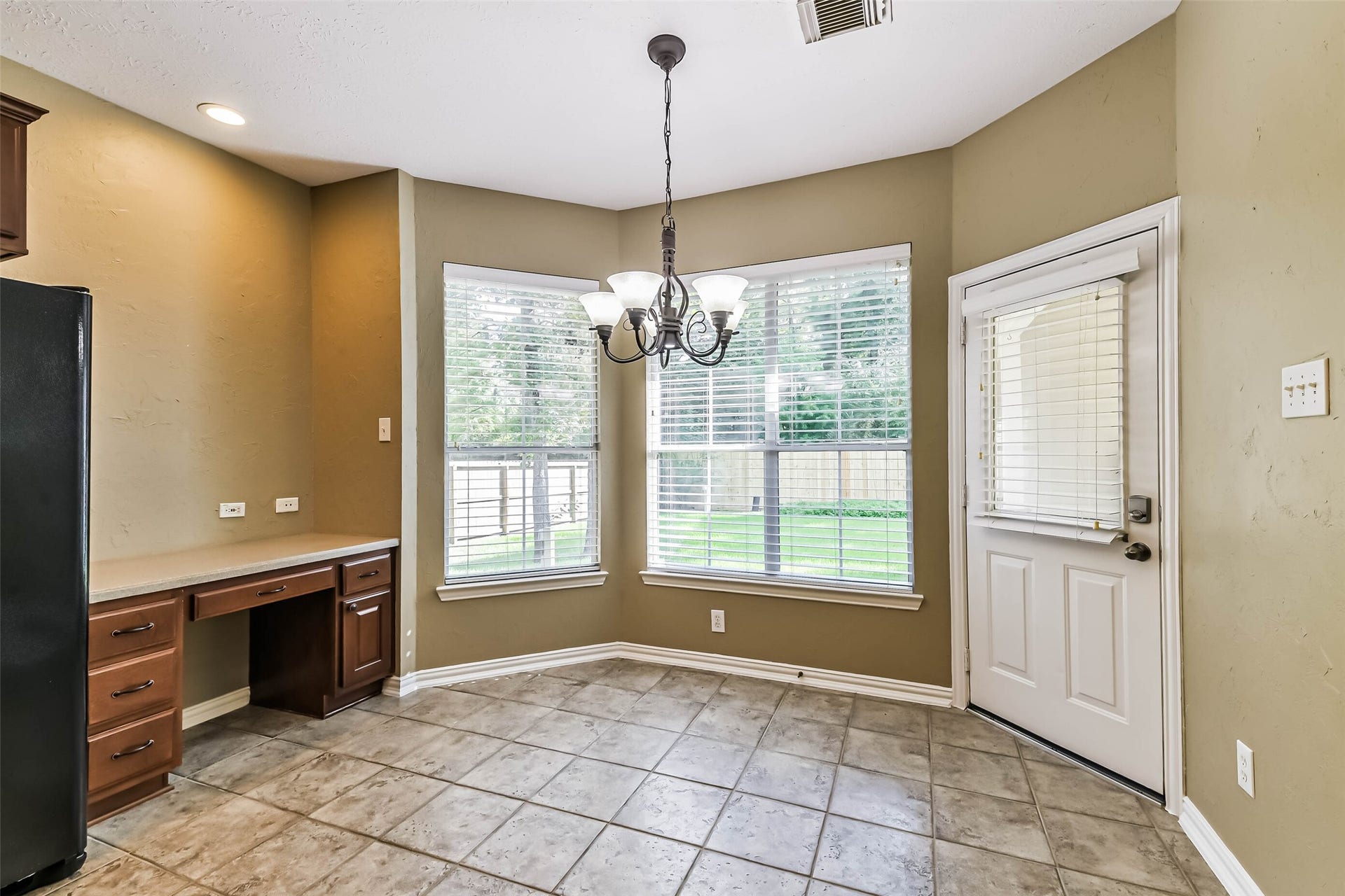 15 Filigree Pines Place, The Woodlands, TX 77382 Virtually staged breakfast room
