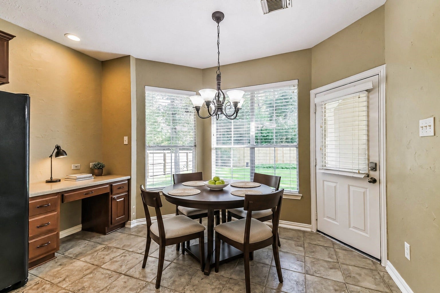 15 Filigree Pines Place, The Woodlands, TX 77382 Virtually staged breakfast room