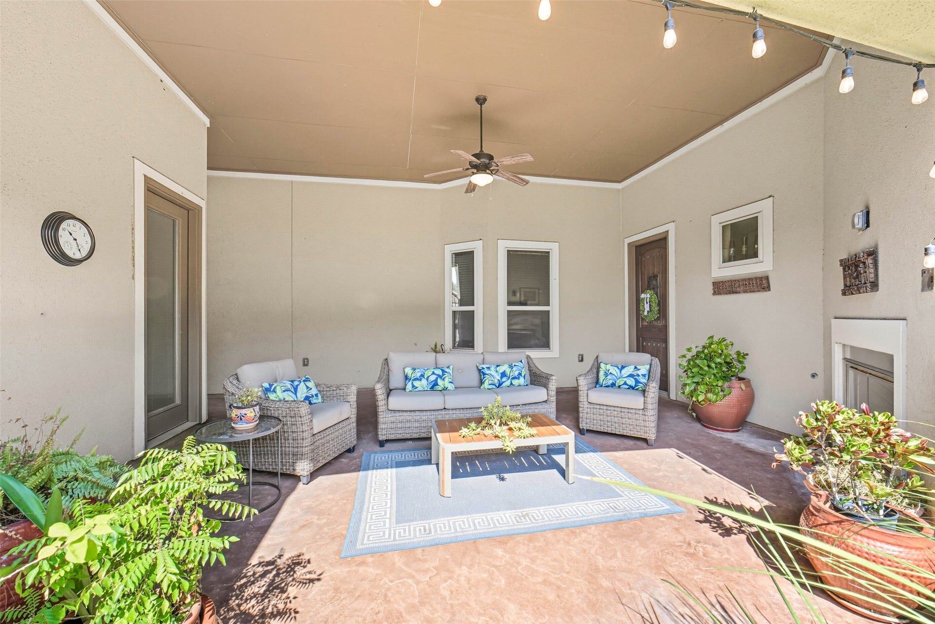 10 Silent Way Drive, Sugar Land, TX 77498 The perfect spot for your morning coffee and entertaining.