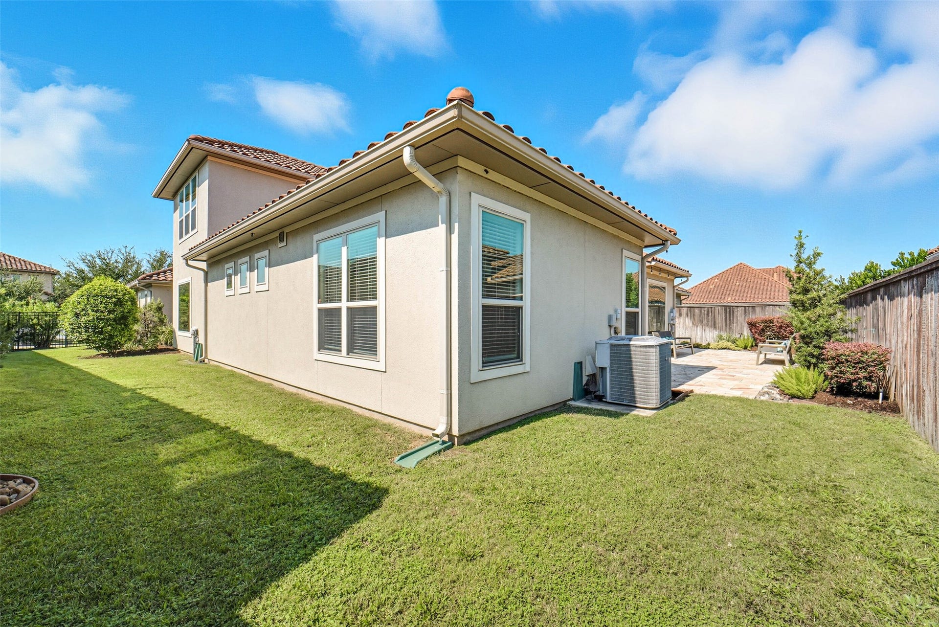 10 Silent Way Drive, Sugar Land, TX 77498 Side yard provides additional usable space for pets or children.