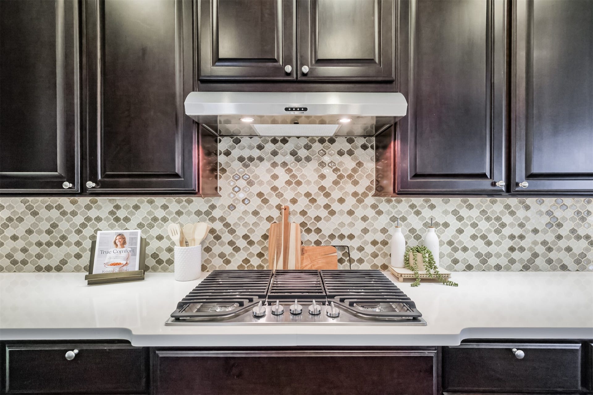 10 Silent Way Drive, Sugar Land, TX 77498 Five-burner gas cooktop offers plenty of cooking space on which to prepare your favorite recipes.