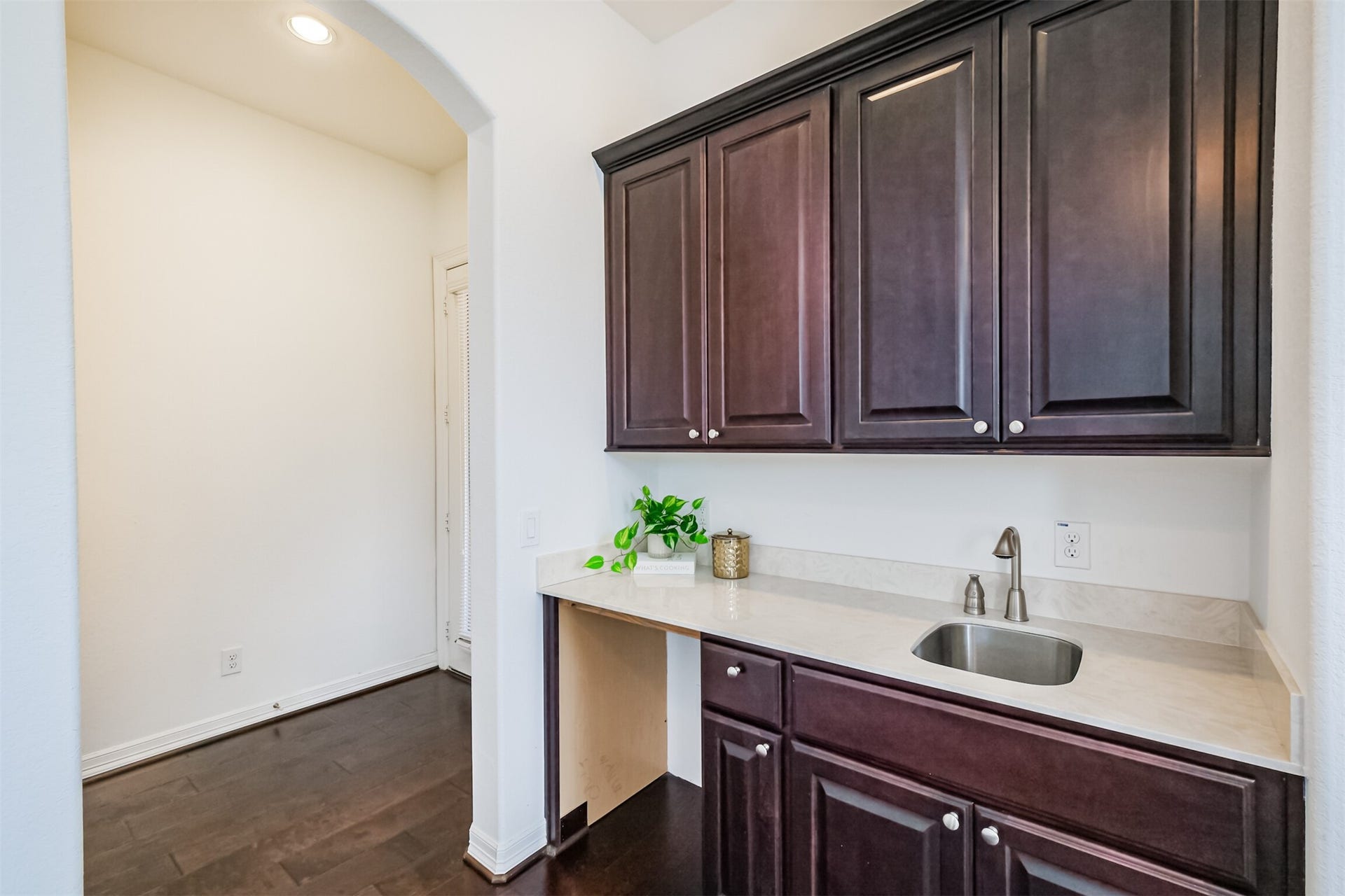 10 Silent Way Drive, Sugar Land, TX 77498 Wet bar in the casita with built ins for a beverage fridge or coffee station.