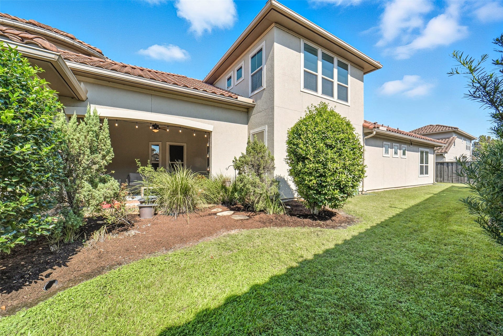10 Silent Way Drive, Sugar Land, TX 77498 Low maintenance yard space.