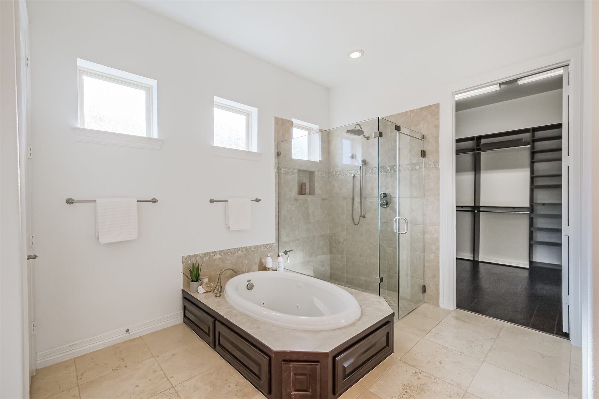 10 Silent Way Drive, Sugar Land, TX 77498 Spacious primary bath features soaking jetted tub and separate shower. High windows ensure plenty of natural light and privacy.